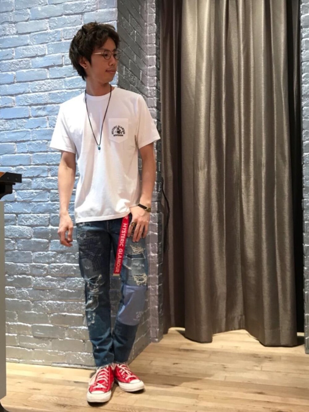 「デニム、カジュアル、シンプル、ロック、Tシャツ、ストリート、大人カジュアル、Hysteric Glamour、春コーデ、90'sスタイル」｜「HYSTERIC GLAMOURのLOGO テープベルト（ベルト、レッド系）」を使った、TEPPEIYAMASAKIさん（メンズ・175cm）の春コーディネートの1枚目の写真