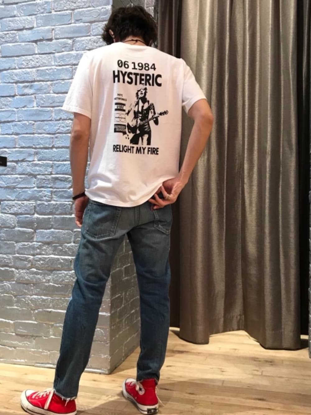 「デニム、カジュアル、シンプル、ロック、Tシャツ、ストリート、大人カジュアル、Hysteric Glamour、春コーデ、90'sスタイル」｜「HYSTERIC GLAMOURのLOGO テープベルト（ベルト、レッド系）」を使った、TEPPEIYAMASAKIさん（メンズ・175cm）の春コーディネートの1枚目の写真