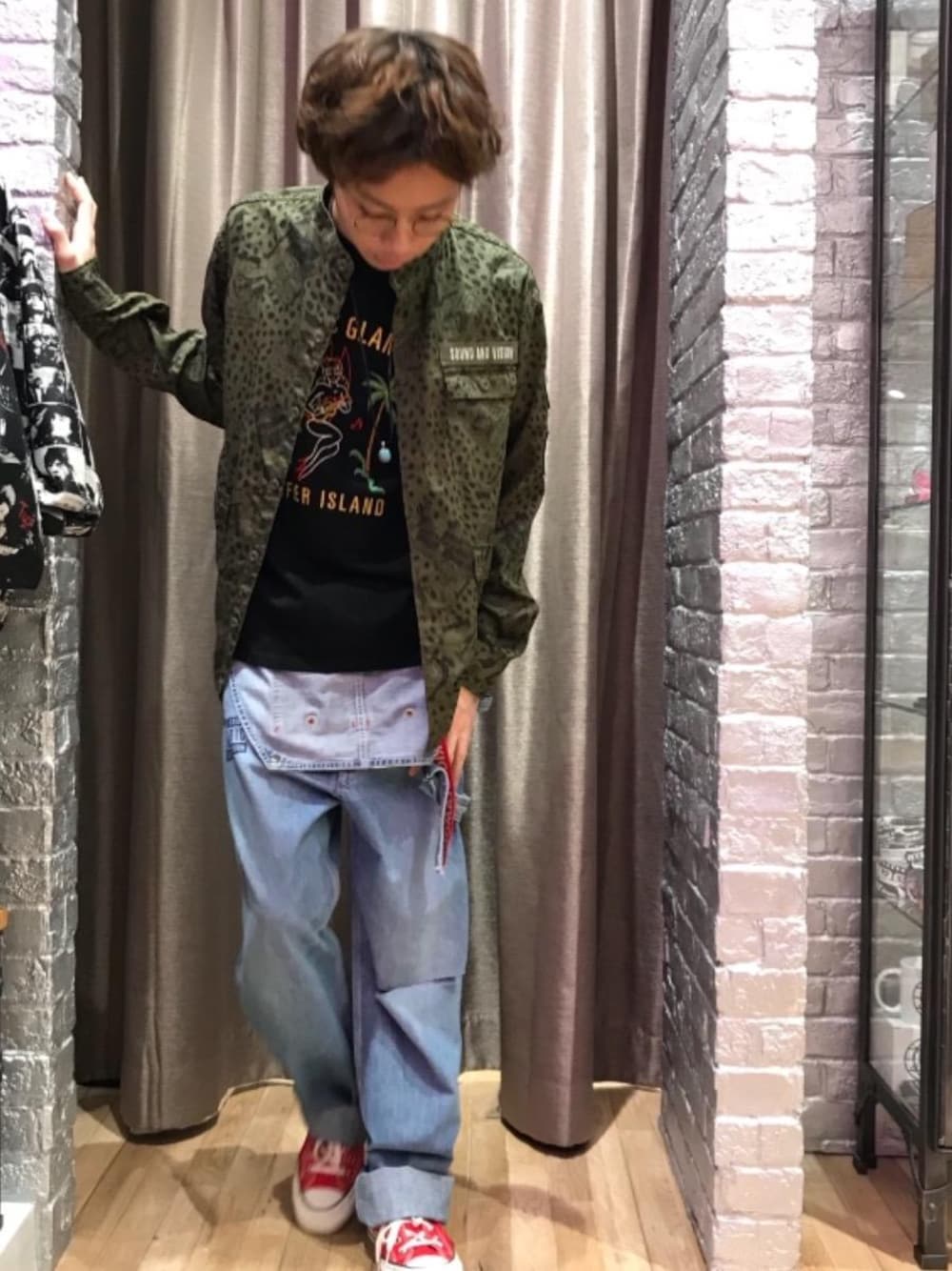 「デニム、カジュアル、シンプル、ロック、Tシャツ、ストリート、大人カジュアル、Hysteric Glamour、春コーデ、90'sスタイル」｜「HYSTERIC GLAMOURのLOGO テープベルト（ベルト、レッド系）」を使った、TEPPEIYAMASAKIさん（メンズ・175cm）の春コーディネートの1枚目の写真