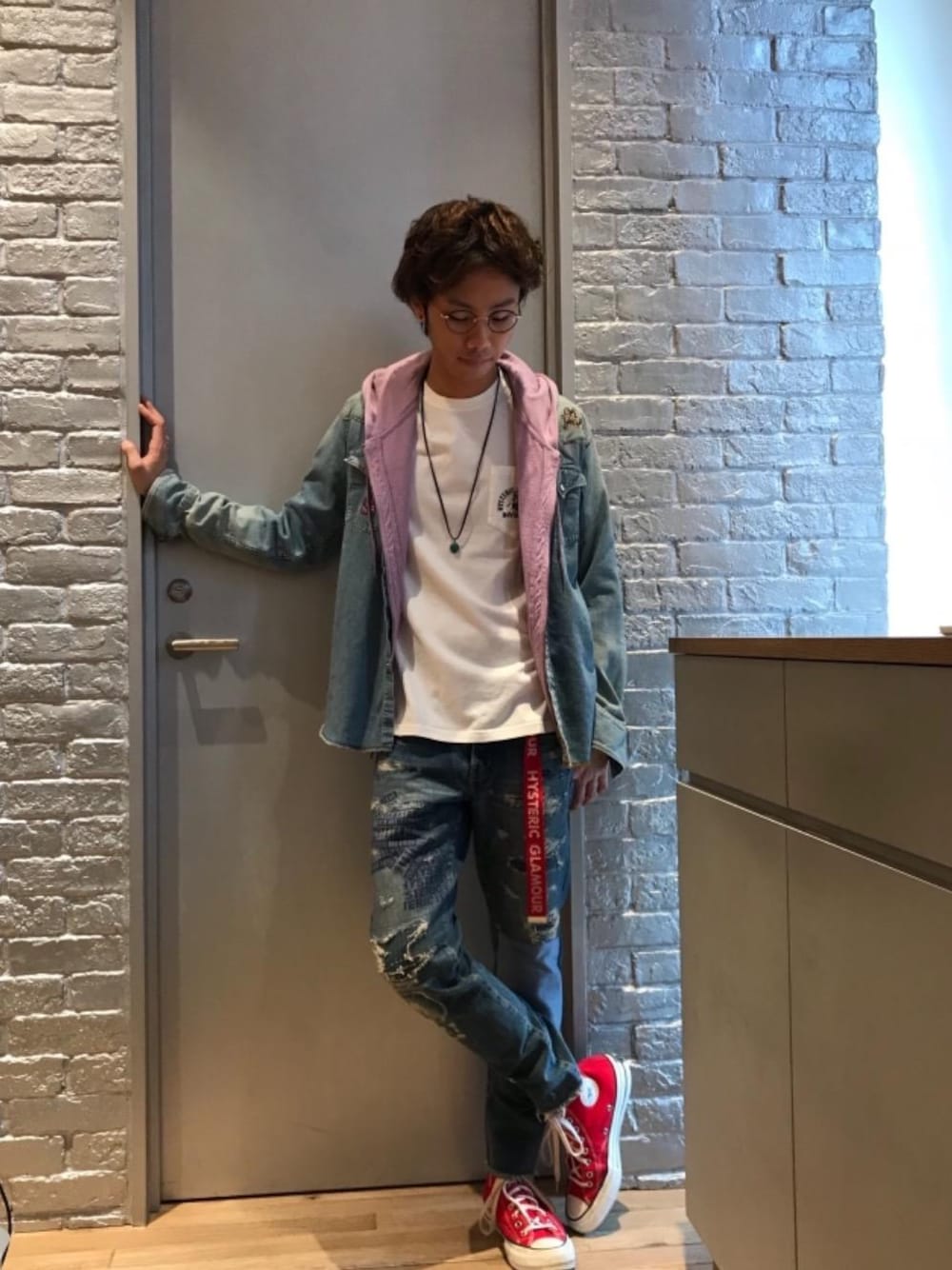 「デニム、カジュアル、シンプル、ロック、Tシャツ、ストリート、大人カジュアル、Hysteric Glamour、春コーデ、90'sスタイル」｜「HYSTERIC GLAMOURのLOGO テープベルト（ベルト、レッド系）」を使った、TEPPEIYAMASAKIさん（メンズ・175cm）の春コーディネートの1枚目の写真