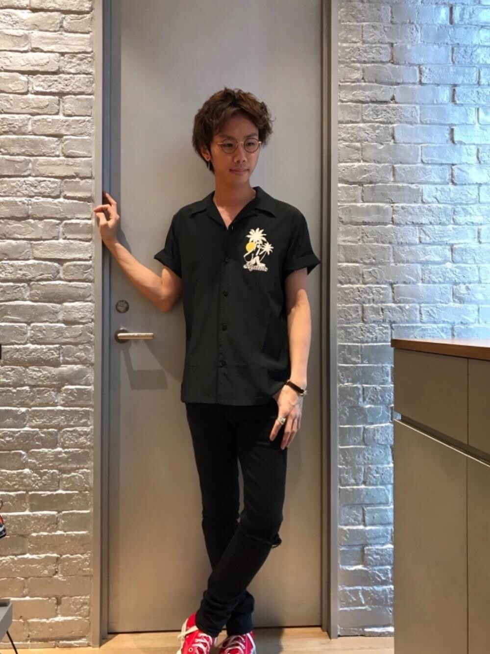 「カジュアル、シンプル、ワントーンコーデ、ロック、ストリート、大人カジュアル、Hysteric Glamour、春コーデ、ハイテク、90'sスタイル」｜「HYSTERIC GLAMOURのSU加工ISKOツイル スリムパンツ（デニムパンツ、ブラック系）」を使った、TEPPEIYAMASAKIさん（メンズ・175cm）の春コーディネートの1枚目の写真