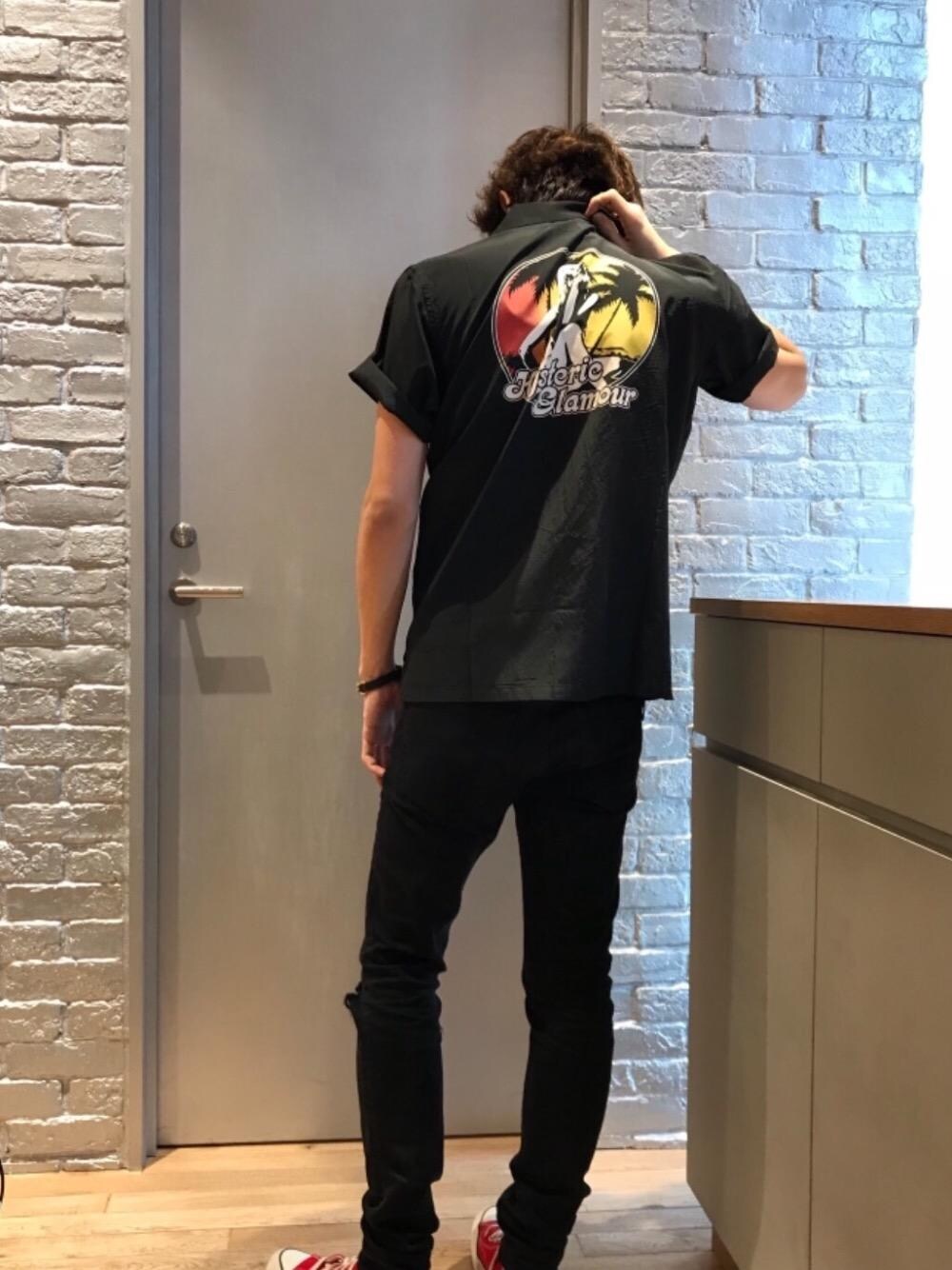 「カジュアル、シンプル、ワントーンコーデ、ロック、ストリート、大人カジュアル、Hysteric Glamour、春コーデ、ハイテク、90'sスタイル」｜「HYSTERIC GLAMOURのSU加工ISKOツイル スリムパンツ（デニムパンツ、ブラック系）」を使った、TEPPEIYAMASAKIさん（メンズ・175cm）の春コーディネートの1枚目の写真