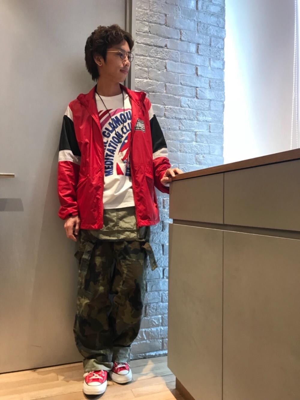 レッド系のブルゾン、その他のサロペット/オーバーオールを着用したメンズの春コーディネートの1枚目の写真