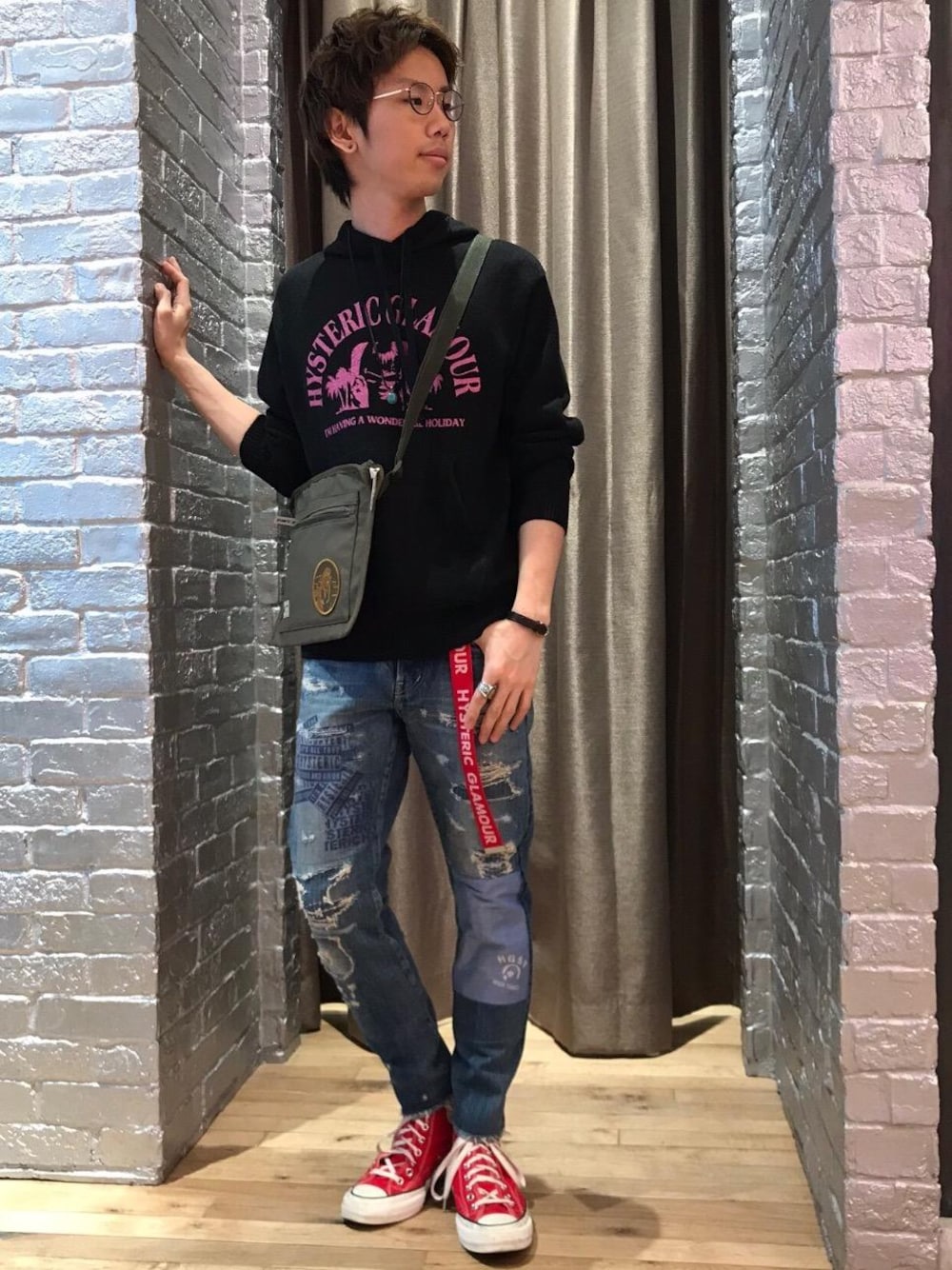 「カジュアル、シンプル、ロック、ストリート、大人カジュアル、Hysteric Glamour、春コーデ、ハイテク、90'sスタイル」｜「HYSTERIC GLAMOURのLOGO テープベルト（ベルト、レッド系）」を使った、TEPPEIYAMASAKIさん（メンズ・175cm）の春コーディネートの1枚目の写真