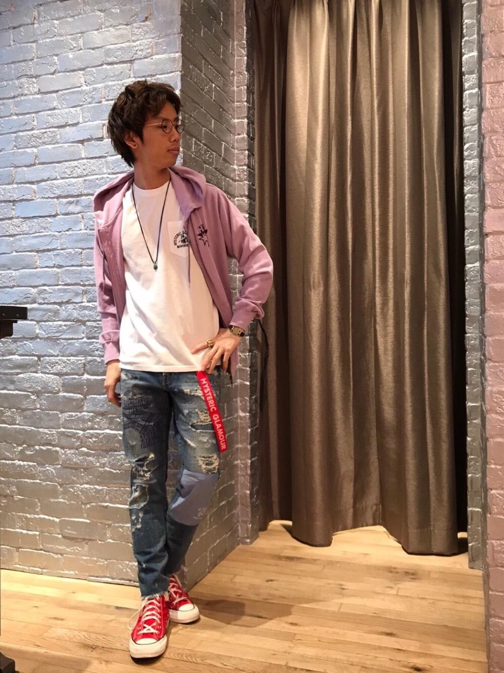 「デニム、カジュアル、シンプル、ロック、Tシャツ、ストリート、大人カジュアル、Hysteric Glamour、ラフ、90'sスタイル」｜「HYSTERIC GLAMOURのLOGO テープベルト（ベルト、レッド系）」を使った、TEPPEIYAMASAKIさん（メンズ・175cm）の春コーディネートの1枚目の写真