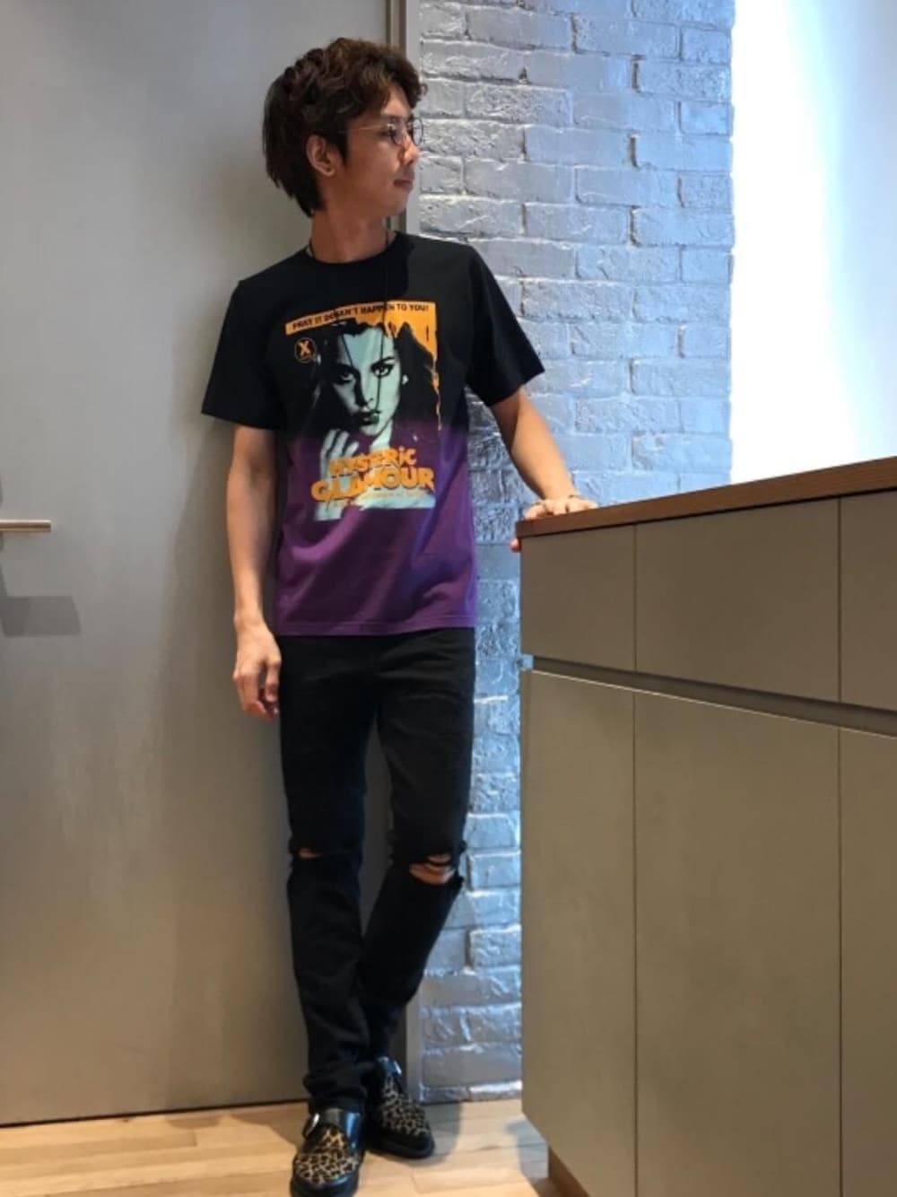 「カジュアル、シンプル、ロック、Tシャツ、ストリート、大人カジュアル、Hysteric Glamour、ラフ、春コーデ、90'sスタイル」｜「HYSTERIC GLAMOURのSPBR加工 ISKO ストレッチデニムスキニースリムPT（デニムパンツ、ブラック系）」を使った、TEPPEIYAMASAKIさん（メンズ・175cm）の春コーディネートの1枚目の写真