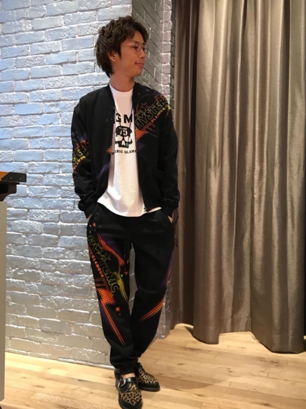 「カジュアル、シンプル、ロック、Tシャツ、ストリート、大人カジュアル、Hysteric Glamour、春コーデ、ハイテク、90'sスタイル」｜「HYSTERIC GLAMOURのDISCO DISCO pt ブルゾン（ブルゾン、ブラック系）」を使った、TEPPEIYAMASAKIさん（メンズ・175cm）の春コーディネートの1枚目の写真