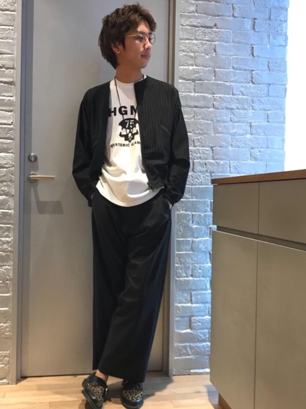 「カジュアル、シンプル、ロック、Tシャツ、ストリート、大人カジュアル、Hysteric Glamour、春コーデ、ハイテク、90'sスタイル」｜「HYSTERIC GLAMOURのHGMC pt Tシャツ（Tシャツ/カットソー、ホワイト系）」を使った、TEPPEIYAMASAKIさん（メンズ・175cm）の春コーディネートの1枚目の写真