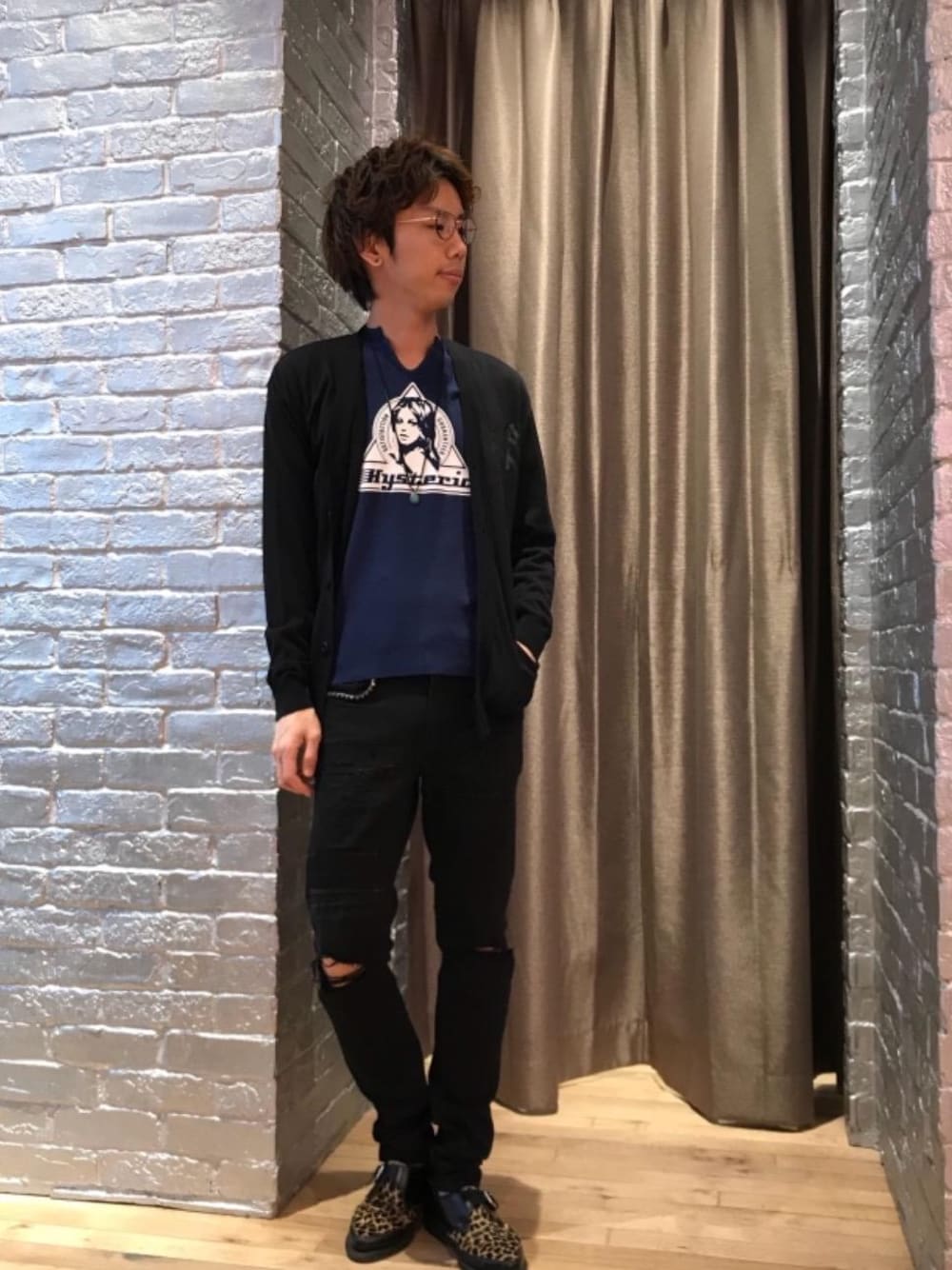 「カジュアル、シンプル、ロック、ストリート、大人カジュアル、Hysteric Glamour、春コーデ、ハイテク、90'sスタイル、ローテク」｜「HYSTERIC GLAMOURのSPBR加工 ISKO ストレッチデニムスキニースリムPT（デニムパンツ、ブラック系）」を使った、TEPPEIYAMASAKIさん（メンズ・175cm）の春コーディネートの1枚目の写真