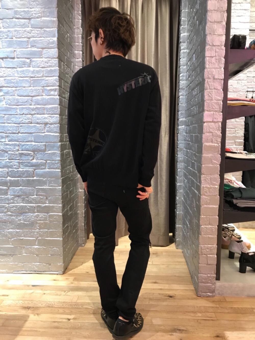 「カジュアル、シンプル、ロック、ストリート、大人カジュアル、Hysteric Glamour、ラフ、春コーデ、90'sスタイル、ローテク」｜「HYSTERIC GLAMOURのSPBR加工 ISKO ストレッチデニムスキニースリムPT（デニムパンツ、ブラック系）」を使った、TEPPEIYAMASAKIさん（メンズ・175cm）の春コーディネートの1枚目の写真
