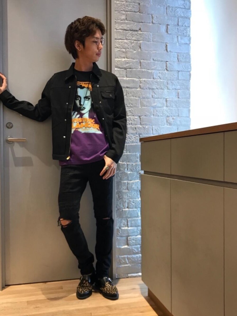 「カジュアル、シンプル、ロック、Tシャツ、ストリート、大人カジュアル、Hysteric Glamour、ラフ、春コーデ、90'sスタイル」｜「HYSTERIC GLAMOURのGジャン（デニムジャケット、ブラック系）」を使った、TEPPEIYAMASAKIさん（メンズ・175cm）の春コーディネートの1枚目の写真
