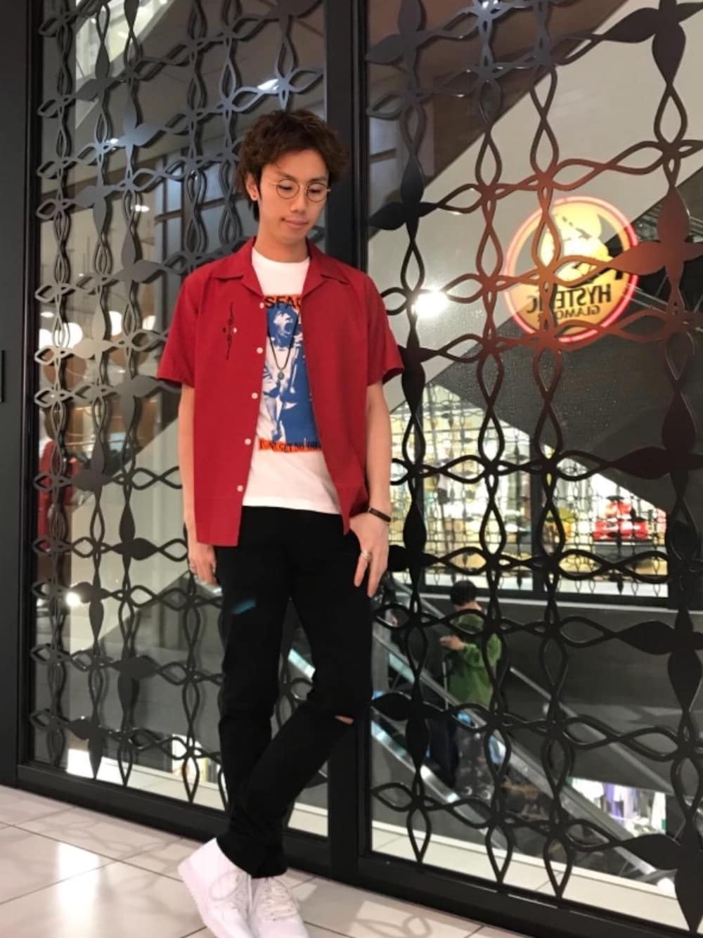 「カジュアル、シンプル、ロック、Tシャツ、コラボレーション、Hysteric Glamour、ラフ、春コーデ、ヒステリックグラマー、90'sスタイル」｜「HYSTERIC GLAMOURのSU加工ISKOツイル スリムパンツ（デニムパンツ、ブラック系）」を使った、TEPPEIYAMASAKIさん（メンズ・175cm）の春コーディネートの1枚目の写真
