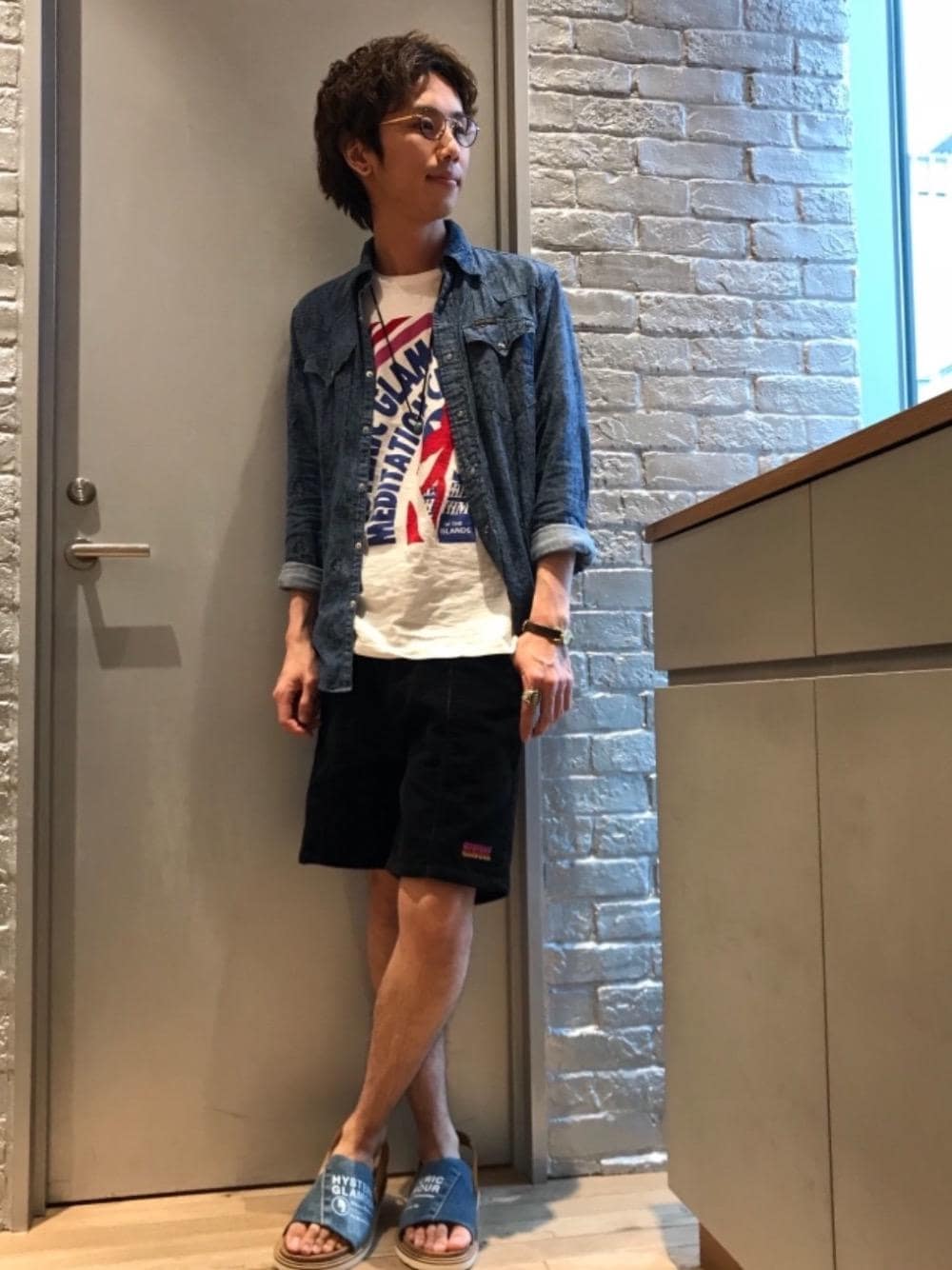 「デニム、カジュアル、シンプル、ロック、Tシャツ、ストリート、Hysteric Glamour、ラフ、春コーデ、ヒステリックグラマー」｜「HYSTERIC GLAMOURのHYSTERIC CRAFT総柄 ウエスタンシャツ（シャツ/ブラウス、ブルー系）」を使った、TEPPEIYAMASAKIさん（メンズ・175cm）の春コーディネートの1枚目の写真