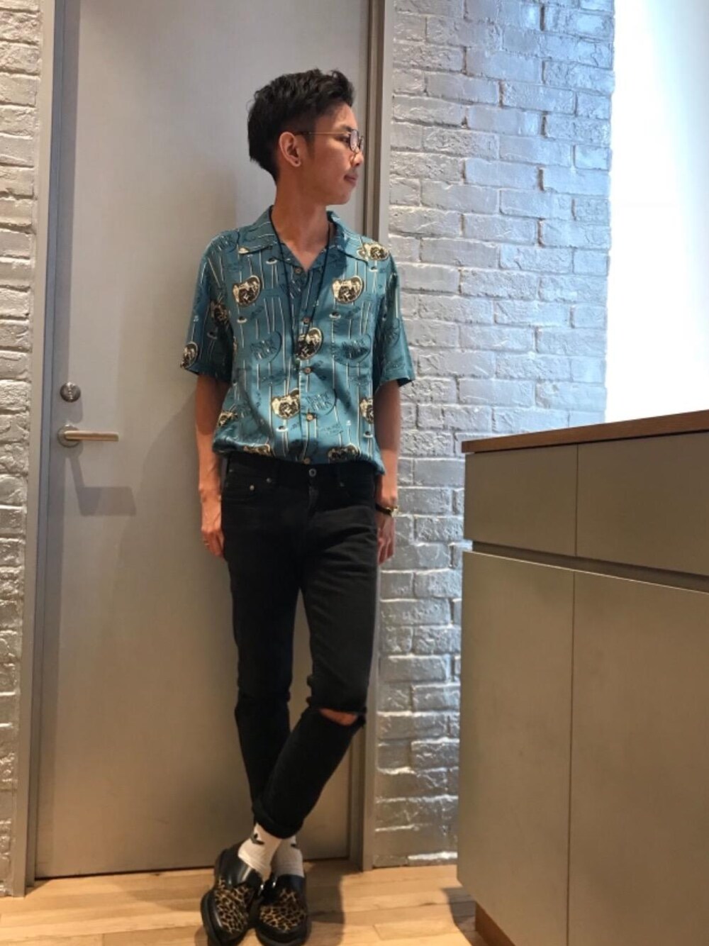 「カジュアル、シンプル、ロック、ストリート、総柄、Hysteric Glamour、ラフ、グラフィック、ヒステリックグラマー、90'sスタイル」｜「HYSTERIC GLAMOURのSU加工ISKOツイル スリムパンツ（デニムパンツ、ブラック系）」を使った、TEPPEIYAMASAKIさん（メンズ・175cm）の春コーディネートの1枚目の写真