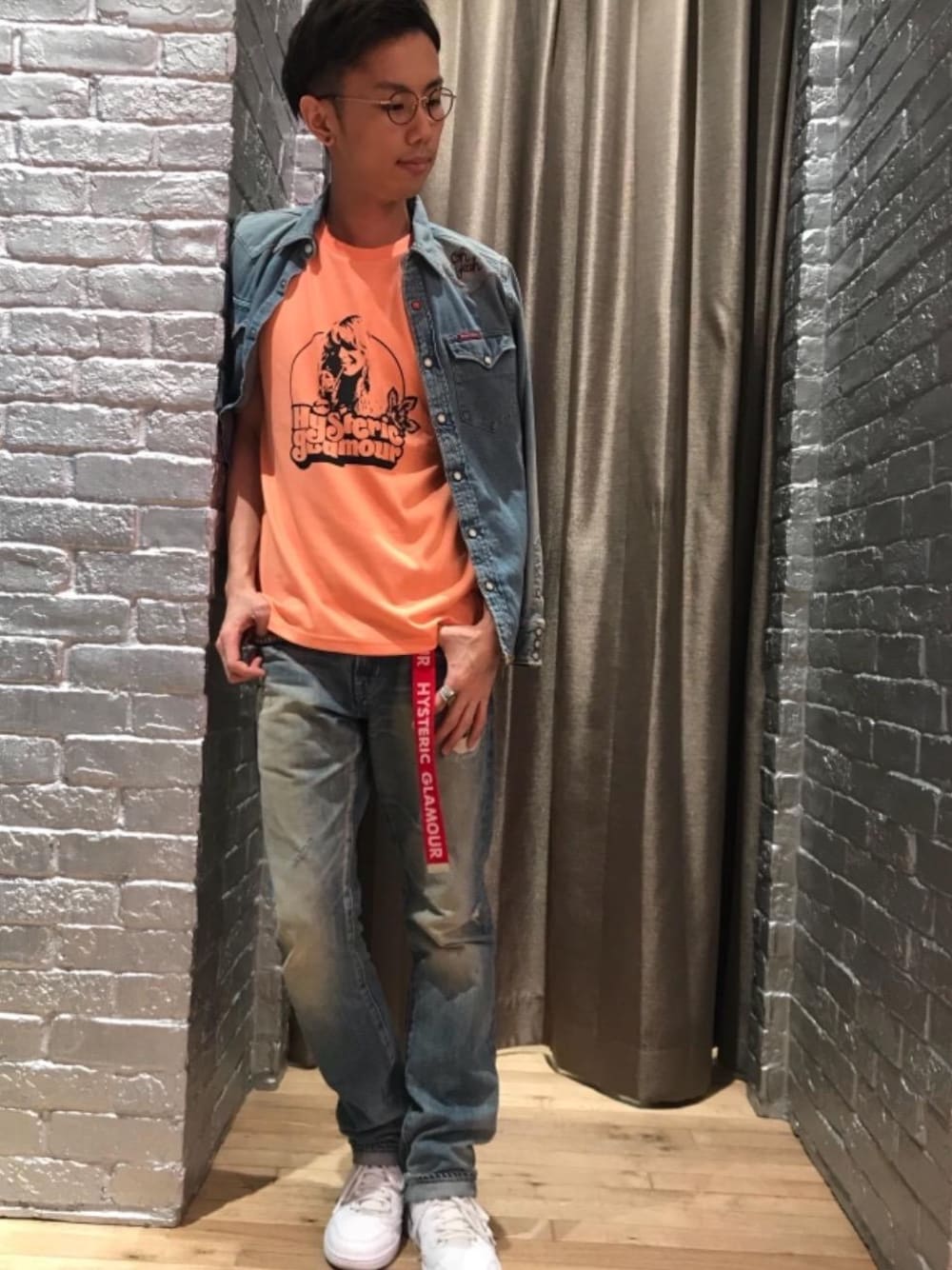 「デニム、カジュアル、ロック、ストリート、Hysteric Glamour、ラフ、グラフィック、夏コーデ、ヒステリックグラマー、90'sスタイル」｜「HYSTERIC GLAMOURのLOGO テープベルト（ベルト、レッド系）」を使った、TEPPEIYAMASAKIさん（メンズ・175cm）の夏コーディネートの1枚目の写真