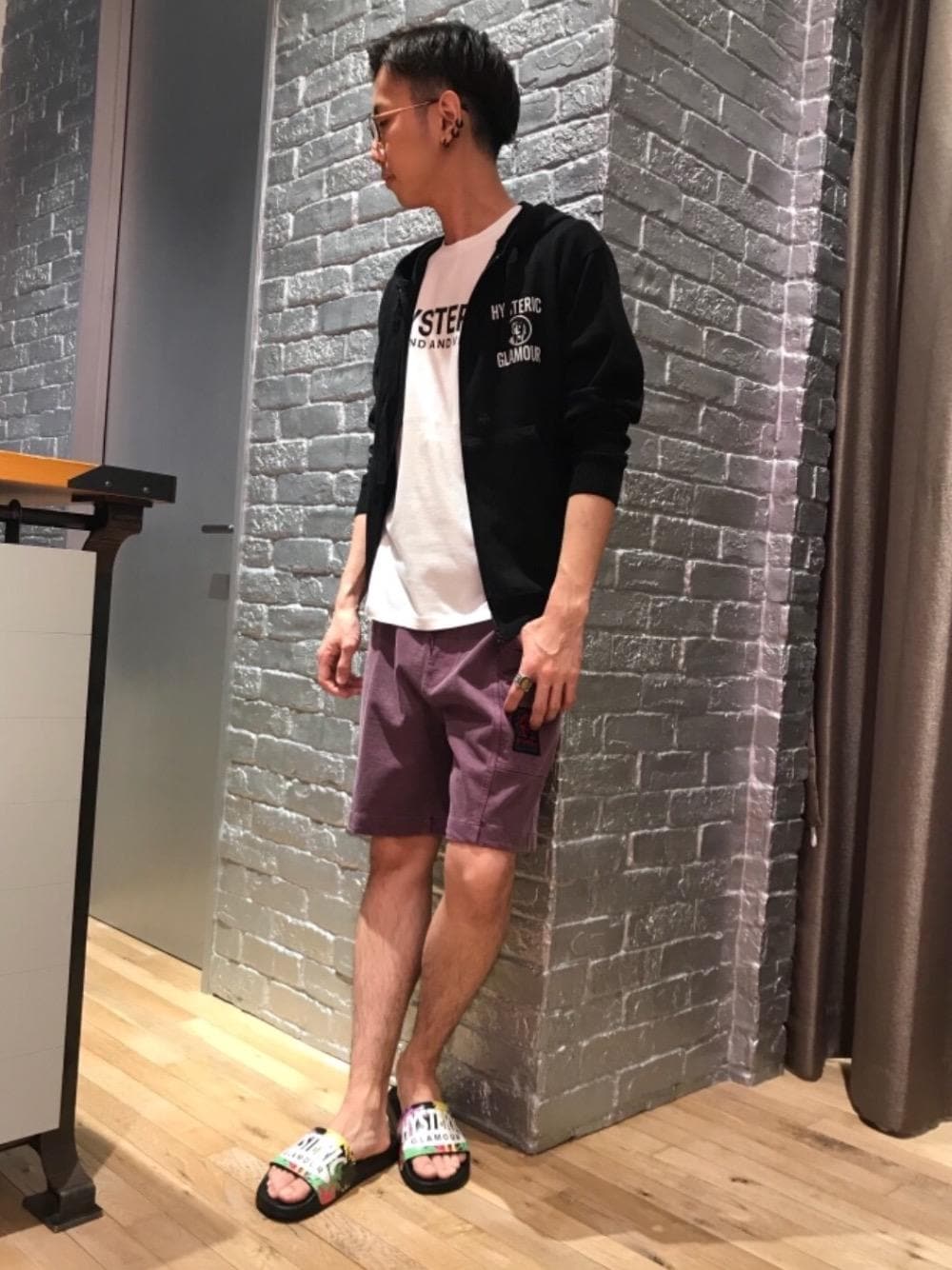 「カジュアル、ロック、Tシャツ、Hysteric Glamour、ラフ、グラフィック、サマーニット、夏コーデ、ヒステリックグラマー、90'sスタイル」｜「HYSTERIC GLAMOURのHYS ATHLETIC pt Tシャツ（Tシャツ/カットソー、ホワイト系）」を使った、TEPPEIYAMASAKIさん（メンズ・175cm）の夏コーディネートの1枚目の写真