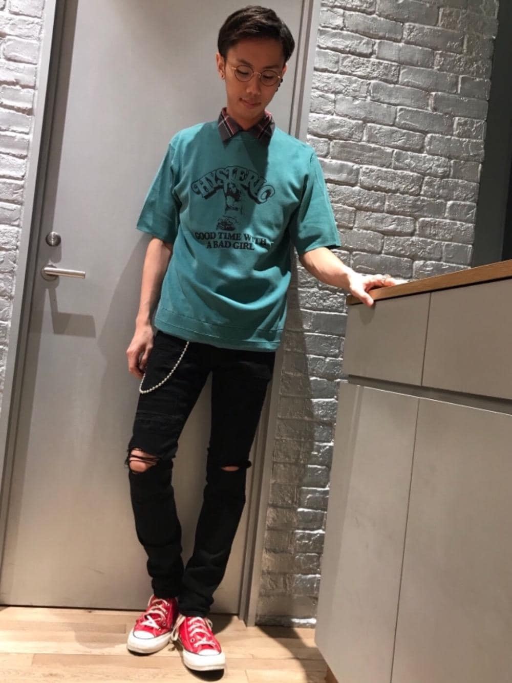 「カジュアル、ロック、スキニー、アウトドア、Hysteric Glamour、ラフ、グラフィック、夏コーデ、ヒステリックグラマー、90'sスタイル」｜「HYSTERIC GLAMOURのMETAL CHARM ウォレットチェーン（ウォレットチェーン、シルバー系）」を使った、TEPPEIYAMASAKIさん（メンズ・175cm）の夏コーディネートの1枚目の写真