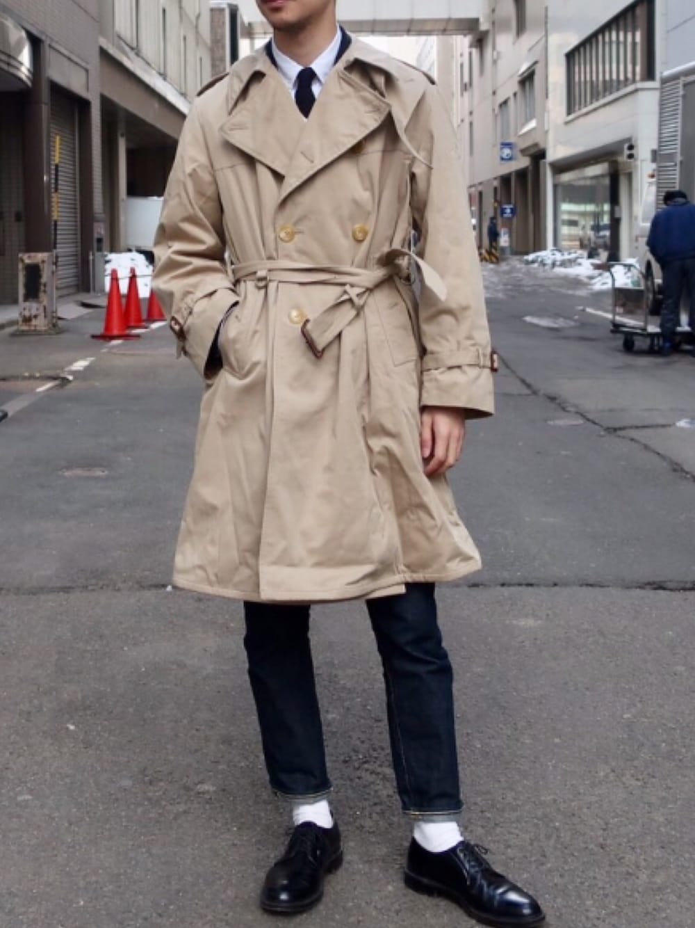 「BEAMS、beams plus、トレンチコート」｜「BEAMS PLUSのアイテム（トレンチコート、ベージュ系）」を使った、kai_satoneさん（メンズ・184cm）の春コーディネートの1枚目の写真