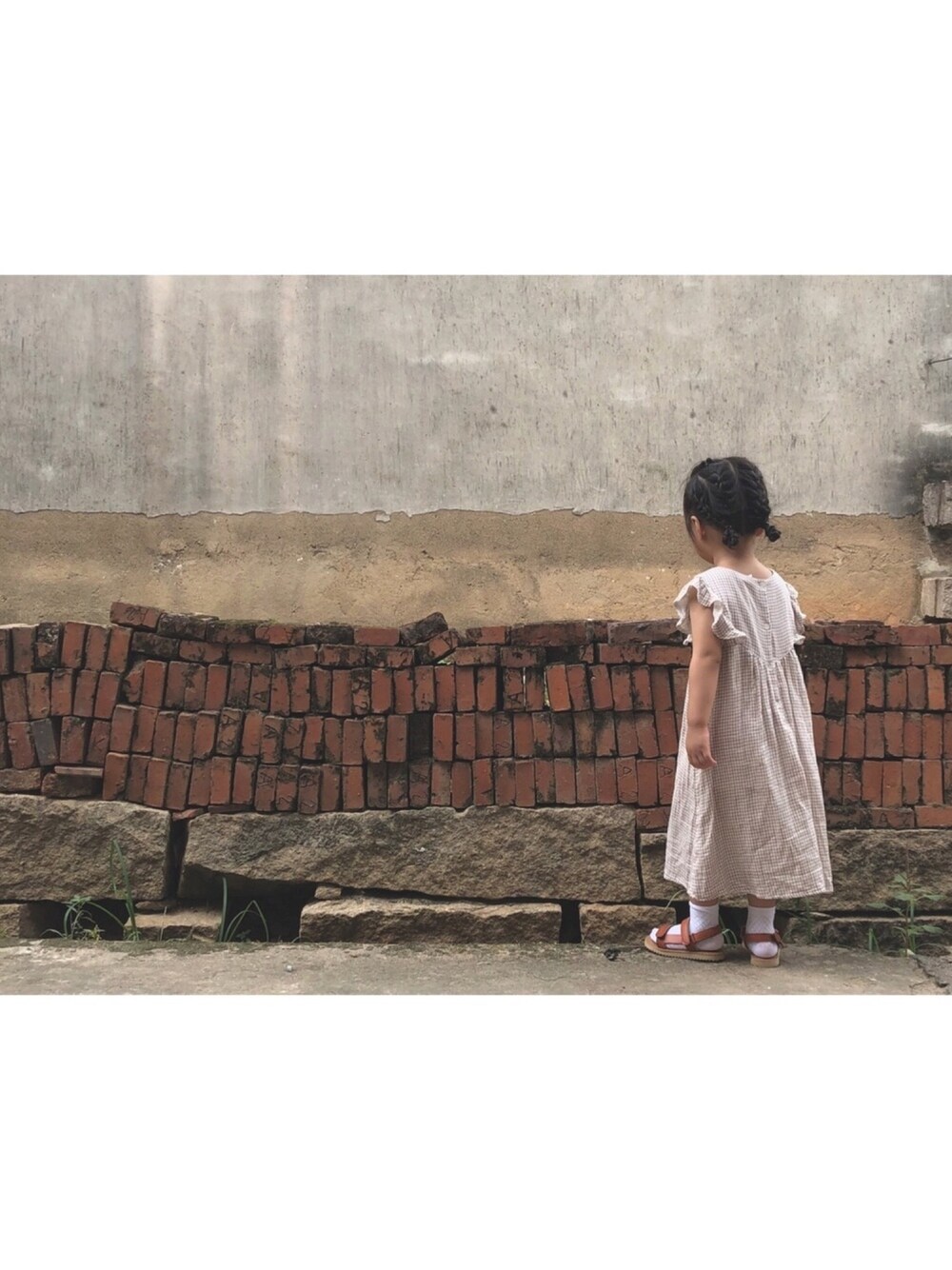 「ZARA KIDSのアイテム（ワンピース/ドレス、ベージュ系）」を使った、iarabsさん（キッズ・100cm）の夏コーディネートの1枚目の写真