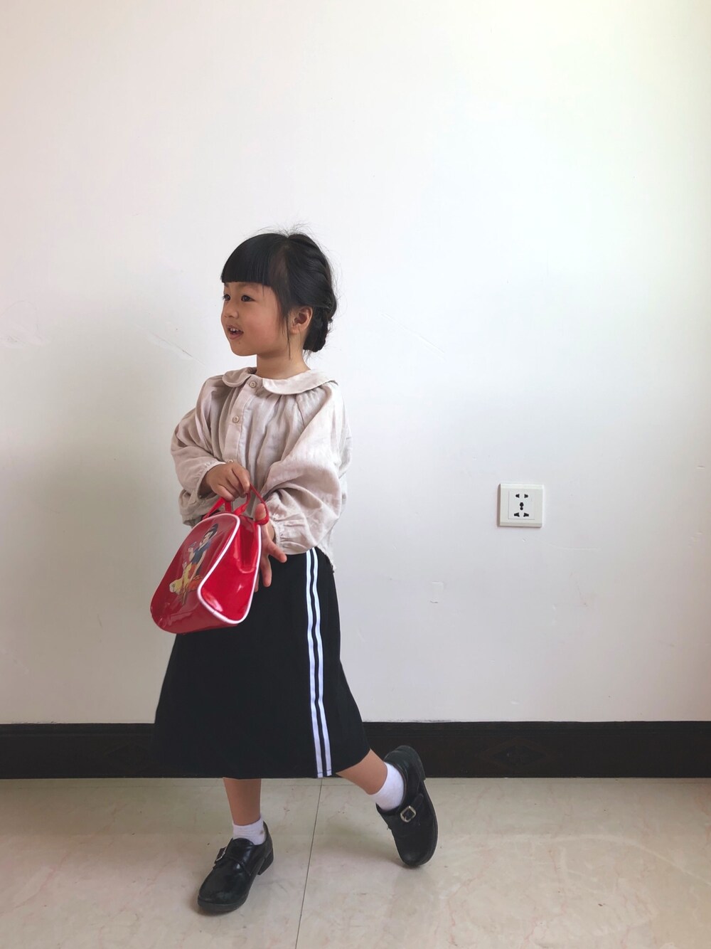 「404のアイテム（シャツ/ブラウス、ベージュ系）」を使った、iarabsさん（キッズ・100cm）の春コーディネートの1枚目の写真