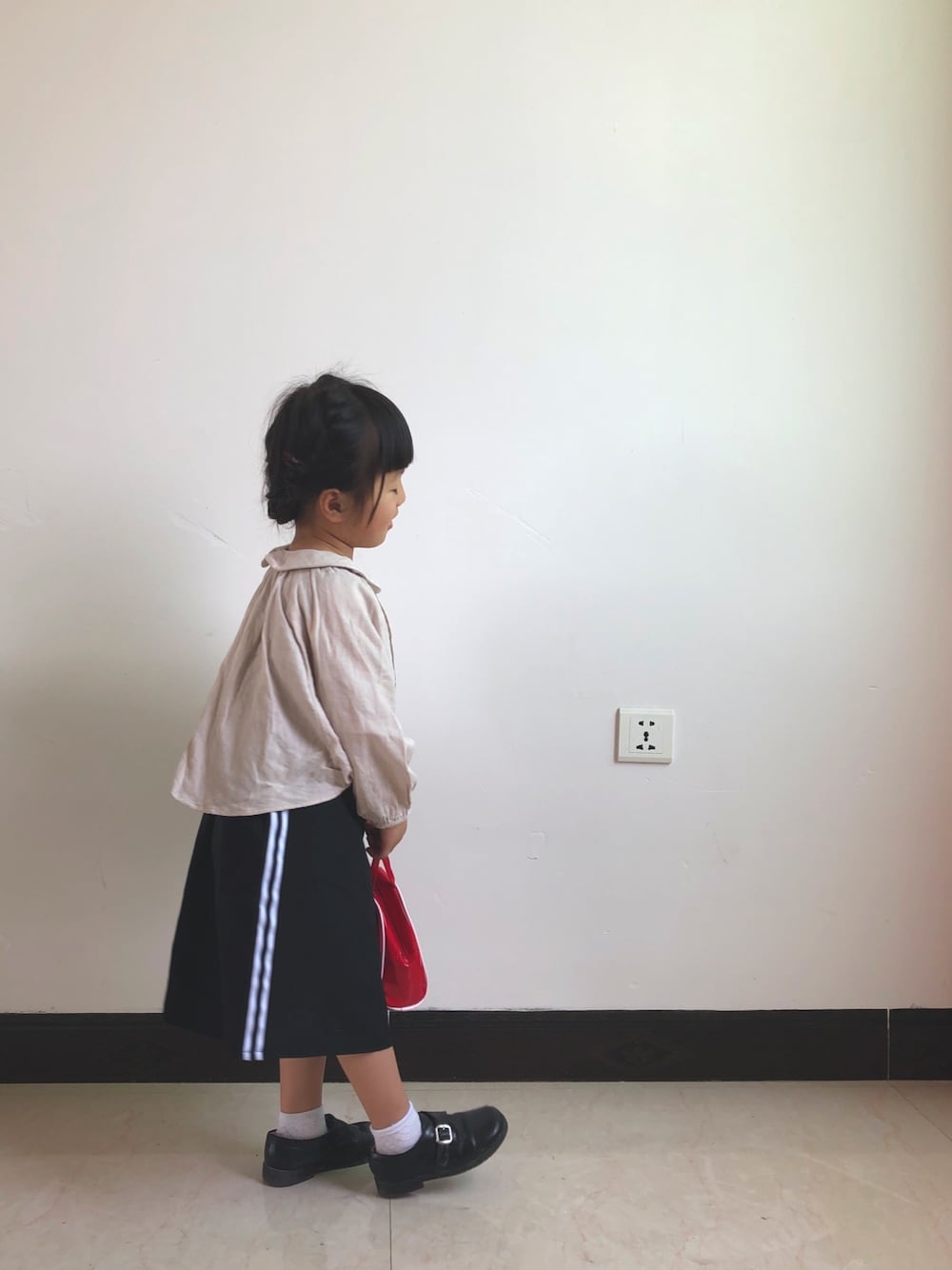 「404のアイテム（シャツ/ブラウス、ベージュ系）」を使った、iarabsさん（キッズ・100cm）の春コーディネートの1枚目の写真
