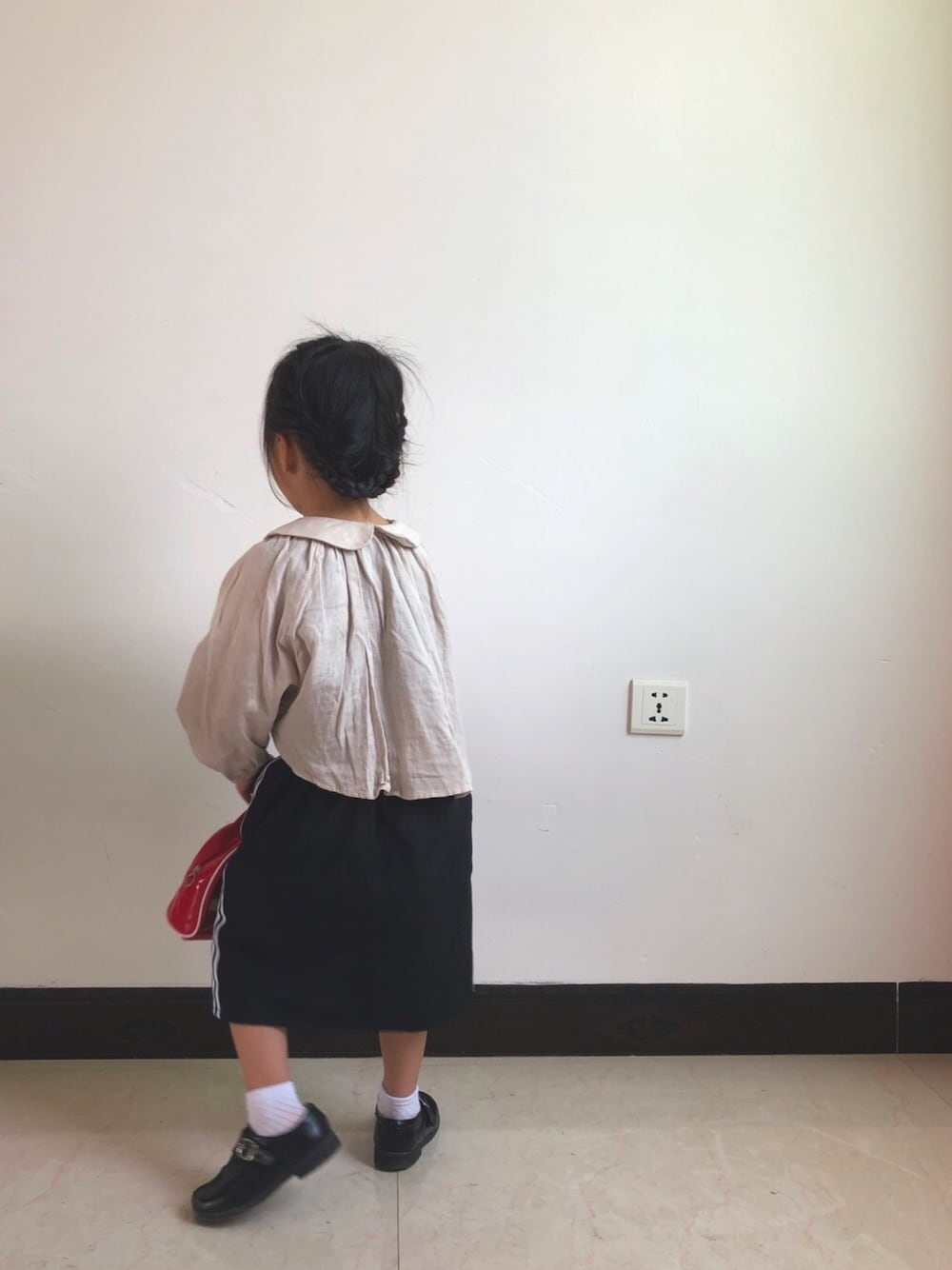 「404のアイテム（シャツ/ブラウス、ベージュ系）」を使った、iarabsさん（キッズ・100cm）の春コーディネートの1枚目の写真