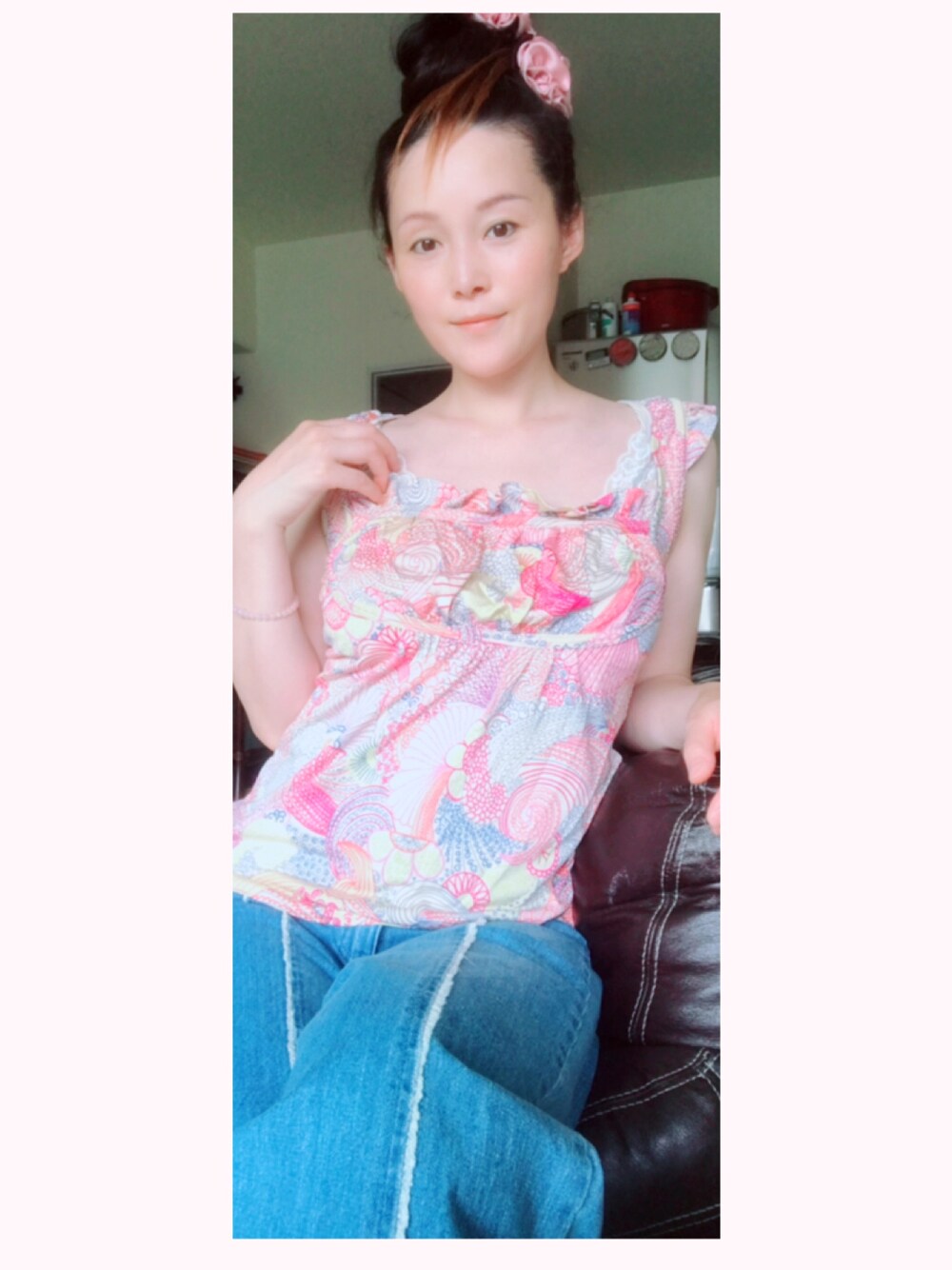 ピンク系のTシャツ/カットソー、ブルー系のデニムパンツ、ピンク系のバレッタ/ヘアクリップを着用したレディースの夏コーディネートの1枚目の写真