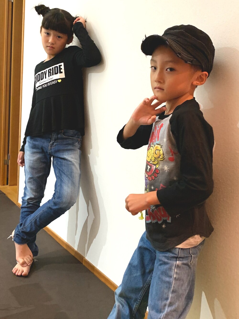 「キッズコーデ、姉弟、ブラック、リンクコーデ、デニムパンツ、おだんごヘアー、ダメージキャップ、ヒステリックミニ、ZIDDY、おしゃれさんと繋がりたい」｜「HYSTERIC MINIのアイテム（Tシャツ/カットソー、ブラック系）」を使った、T.Iさん（レディース・165cm）の秋コーディネートの1枚目の写真
