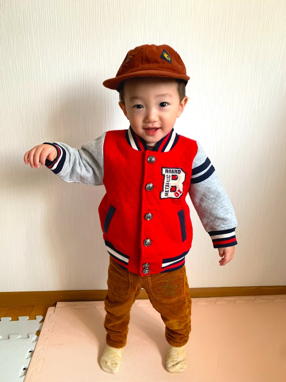 「ベビーコーデ、カジュアル、1歳10ヶ月、キャップ、FITH、コーデュロイパンツ、スタジャン、おしゃれさんと繋がりたい、園児スタイル、キッズコーデ」｜「FITHのアイテム（ニットキャップ/ビーニー、ブラウン系）」を使った、T.Iさん（レディース・165cm）の春コーディネートの1枚目の写真