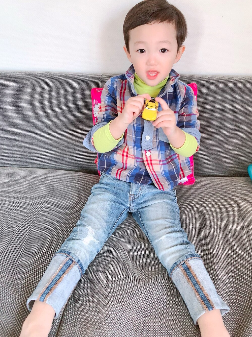 「キッズコーデ、2歳、カジュアル、チェックシャツ、スキニーデニム、COMECHATTO&CLOSET(COMECHATTO&CLOSET)、UNICA、春コーデ、休日スタイル、お洒落さんとつながりたい」｜「COMECHATTO&CLOSETの５ポケットクロップドデニムパンツ（デニムパンツ、ブルー系）」を使った、T.Iさん（レディース・166cm）の春コーディネートの1枚目の写真