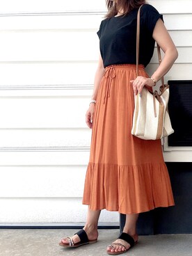 スカート オレンジ系 を使った 黒tシャツ の人気ファッションコーディネート Wear