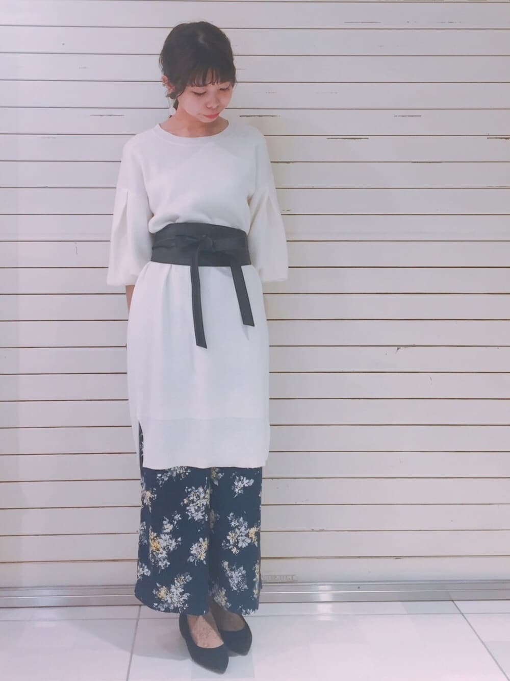 ホワイト系のワンピース、ブルー系のその他パンツ、ブラック系のパンプスを着用したレディースの春コーディネートの1枚目の写真