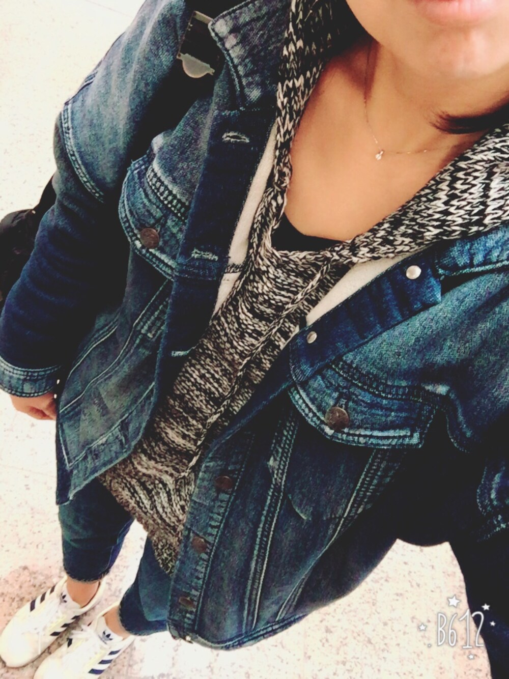 「デニムonデニム、ジージャン、ジーパン、moussy、iSKO、SLY、PORTER、adidas、ミックスニット、春コーデ」｜「MOUSSYのLOOSE FF DENIM JK（デニムジャケット、ブルー系）」を使った、さぼまま㊻さん（レディース・158cm）の春コーディネートの1枚目の写真