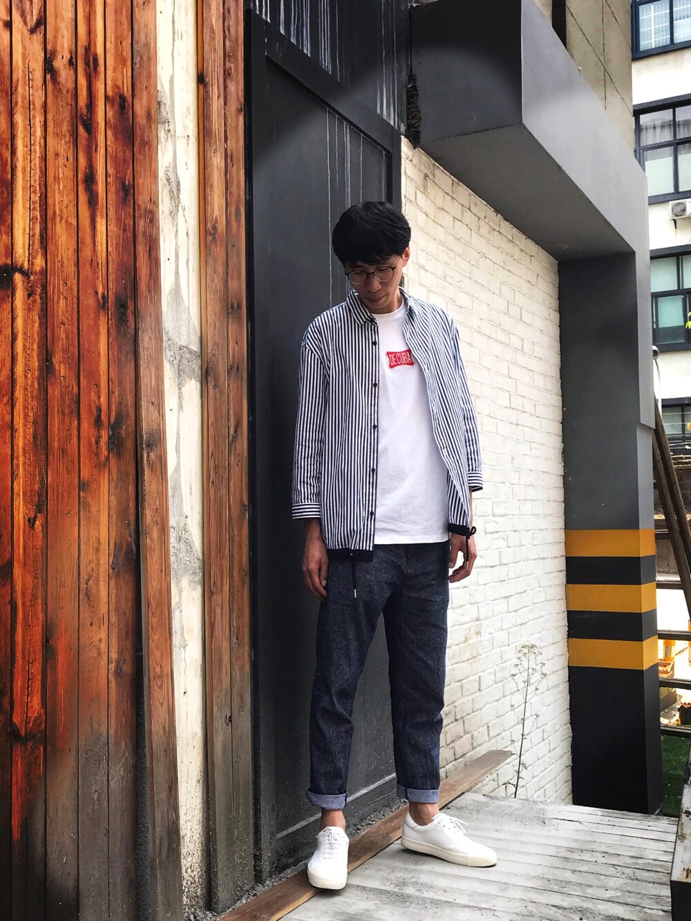 「夏コーデ、hang zhou」｜「Jasonwoodのアイテム（Tシャツ/カットソー、ホワイト系）」を使った、Davidさん（メンズ・178cm）の春コーディネートの1枚目の写真