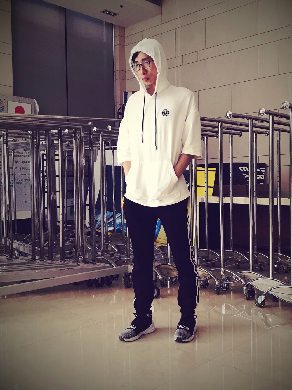 「hang zhou」｜「Louis Royerのアイテム（パーカー、ホワイト系）」を使った、Davidさん（メンズ・178cm）の春コーディネートの1枚目の写真