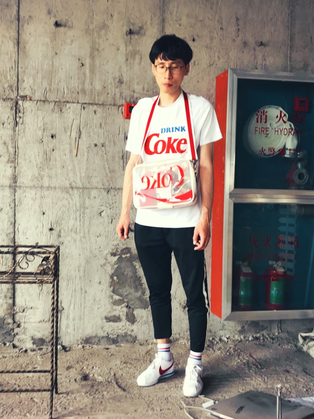 「Coca-Cola」｜「PEACEBIRDのアイテム（ショルダーバッグ、ホワイト系）」を使った、Davidさん（メンズ・178cm）の夏コーディネートの1枚目の写真