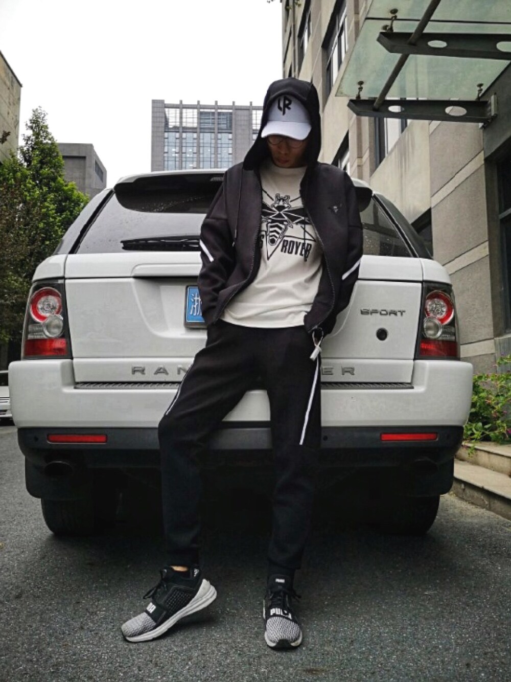 「PUMAのアイテム（スニーカー、ブラック系）」を使った、Davidさん（メンズ・178cm）の秋コーディネートの1枚目の写真