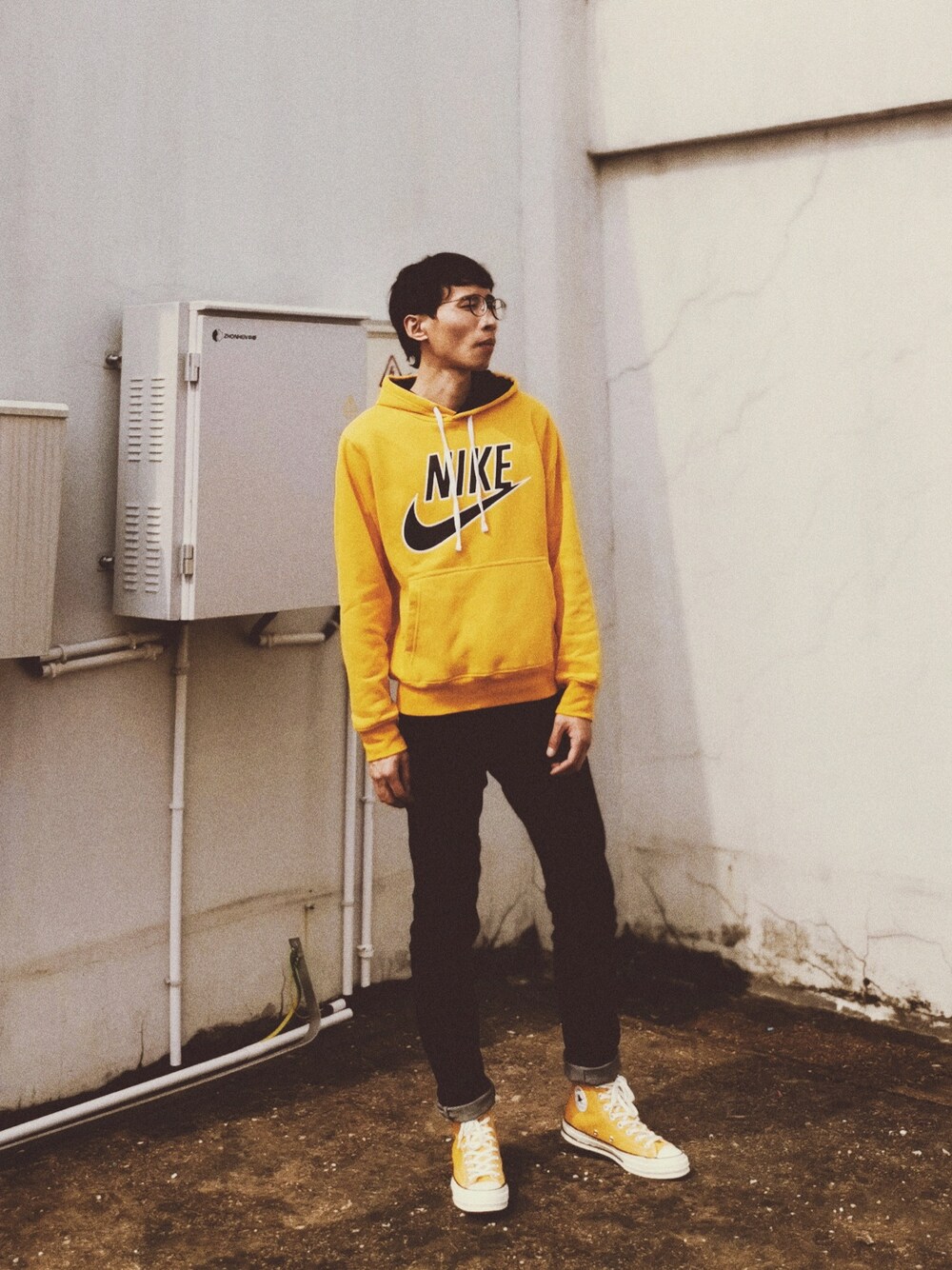 「CONVERSE1970、NIKE、春」｜「NIKEのアイテム（パーカー、イエロー系）」を使った、Davidさん（メンズ・178cm）の春コーディネートの1枚目の写真