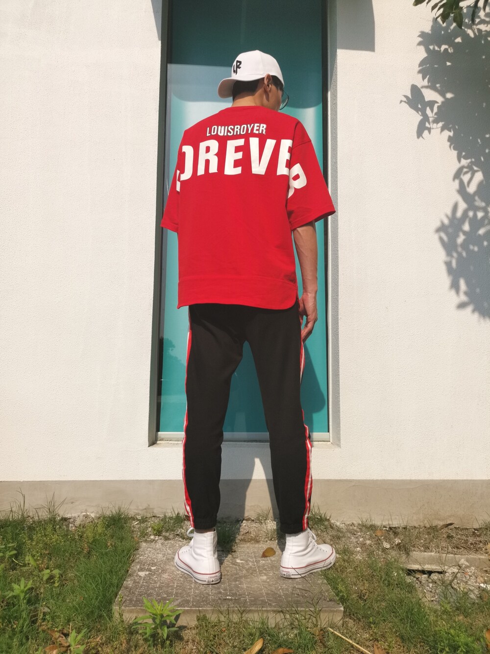 「夏、oversize、converse」｜「CONVERSEのアイテム（スニーカー、ホワイト系）」を使った、Davidさん（メンズ・178cm）の夏コーディネートの1枚目の写真