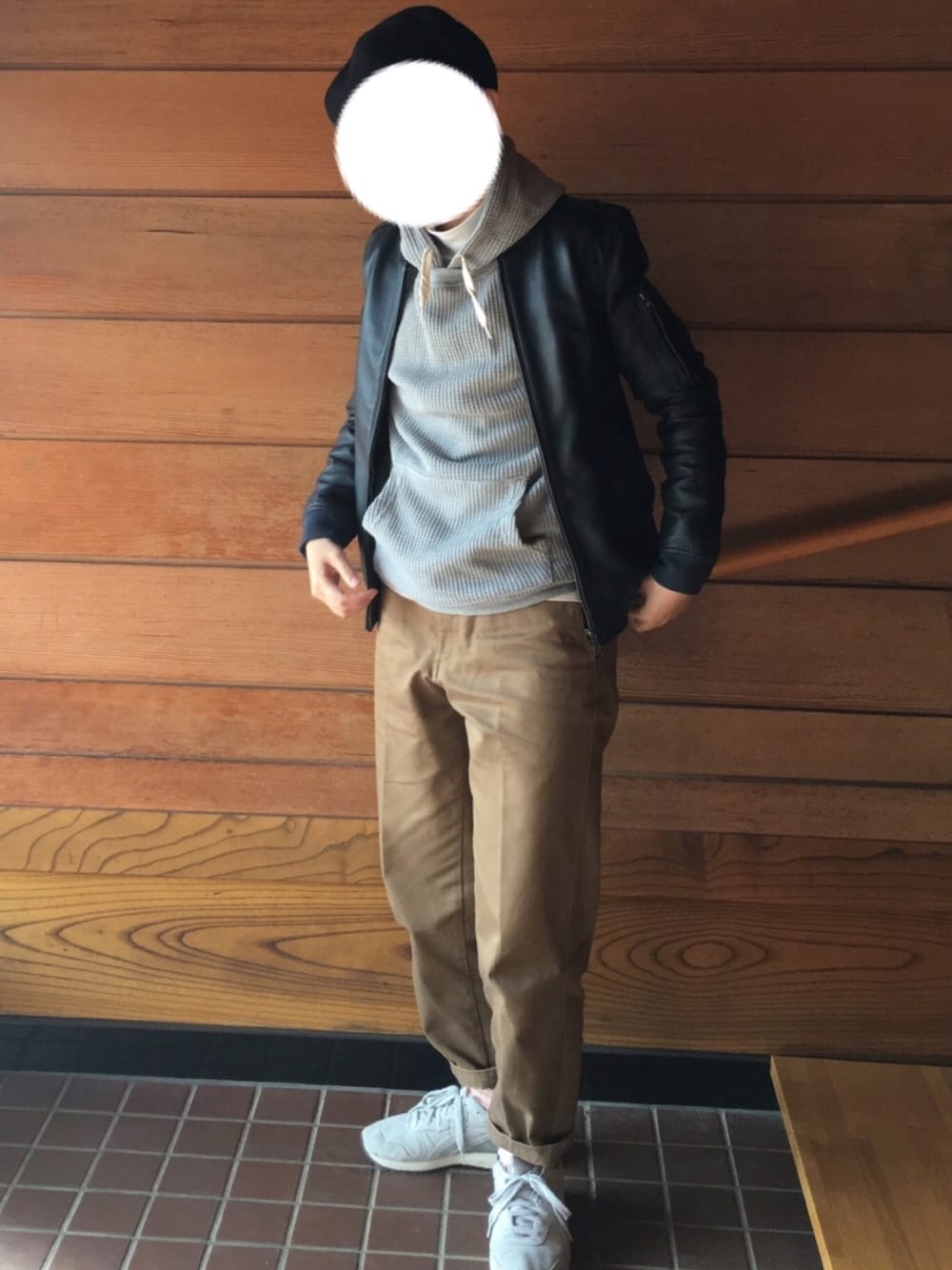「レザーMA-1、レイヤードスタイル、秋のコーデ、秋」｜「UNIQLOのワイドフィットテーパードアンクルチノ（その他パンツ、ブラウン系）」を使った、jiroさん（メンズ・163cm）の秋コーディネートの1枚目の写真