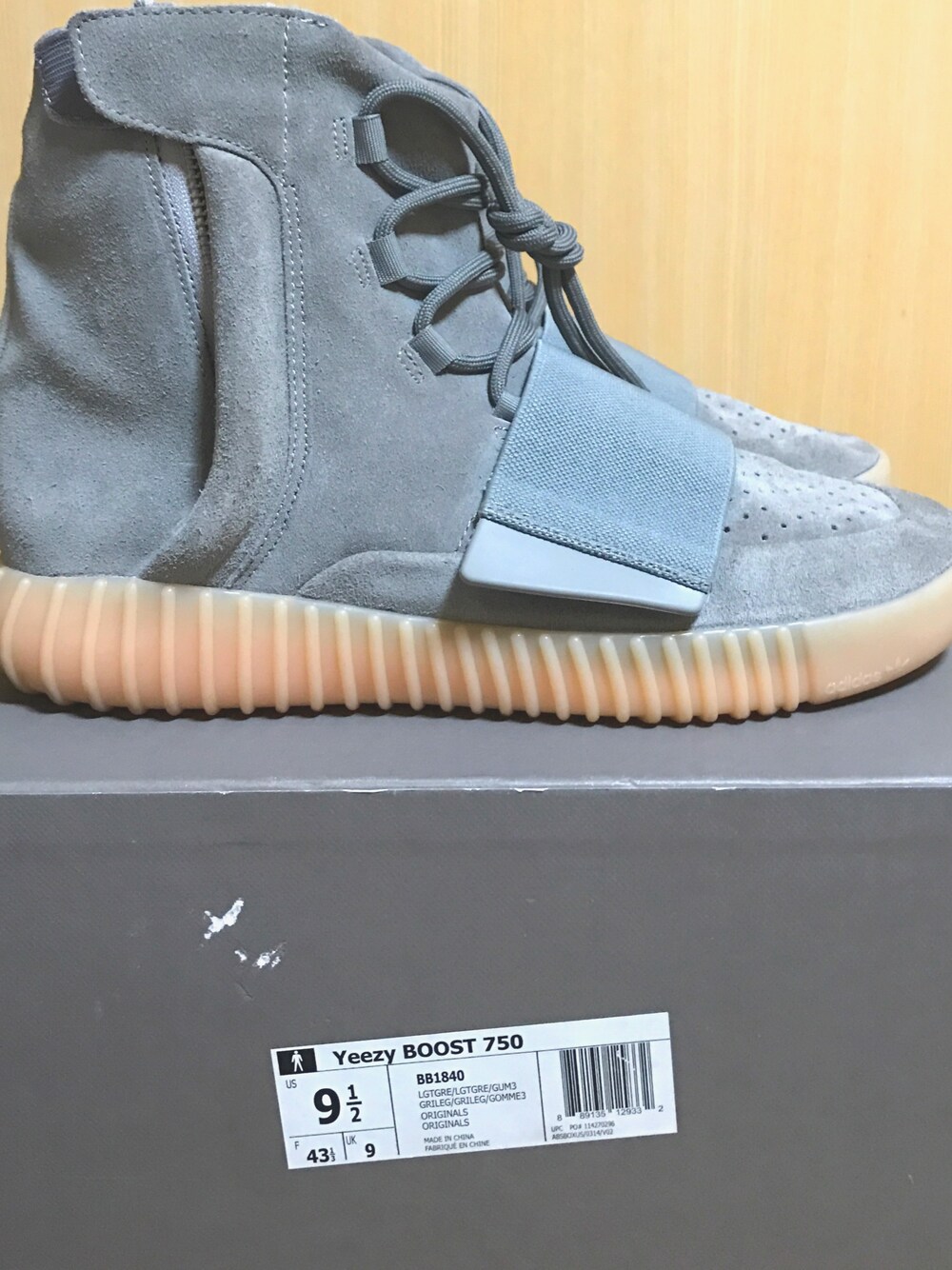 「yeezy、yeezyboost750、glow in the dark、greygum」｜「yeezy boost 750のアイテム（シューズ、グレー系）」を使った、とむ。さん（メンズ・175cm）の秋コーディネートの1枚目の写真