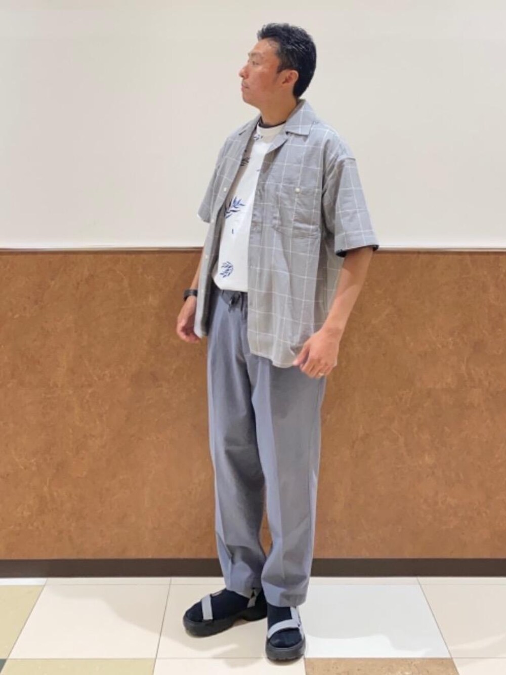 グレー系のサンダル、グレー系のその他パンツ、グレー系のシャツ/ブラウスを着用したメンズの夏コーディネートの1枚目の写真