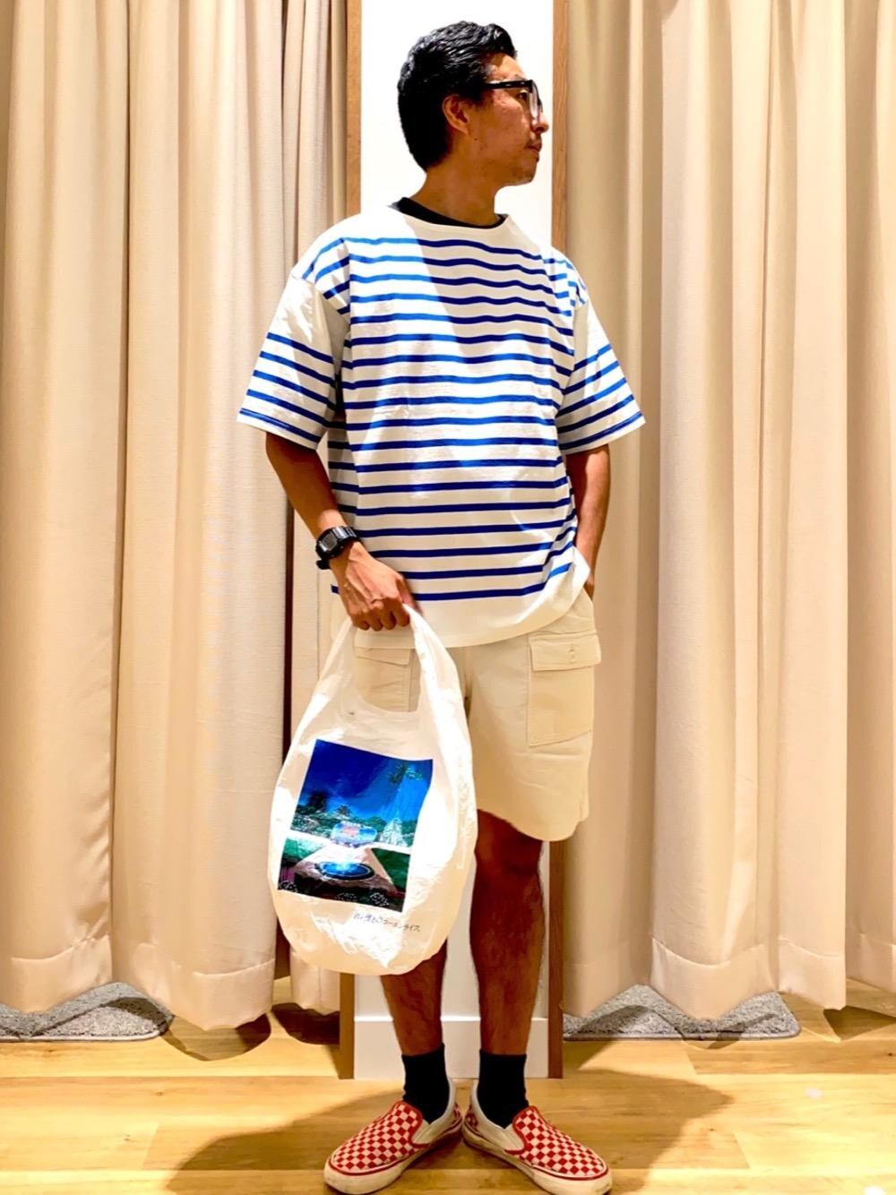 ホワイト系のその他パンツ、ブルー系のTシャツ/カットソー、ホワイト系のトートバッグを着用したメンズの夏コーディネートの1枚目の写真