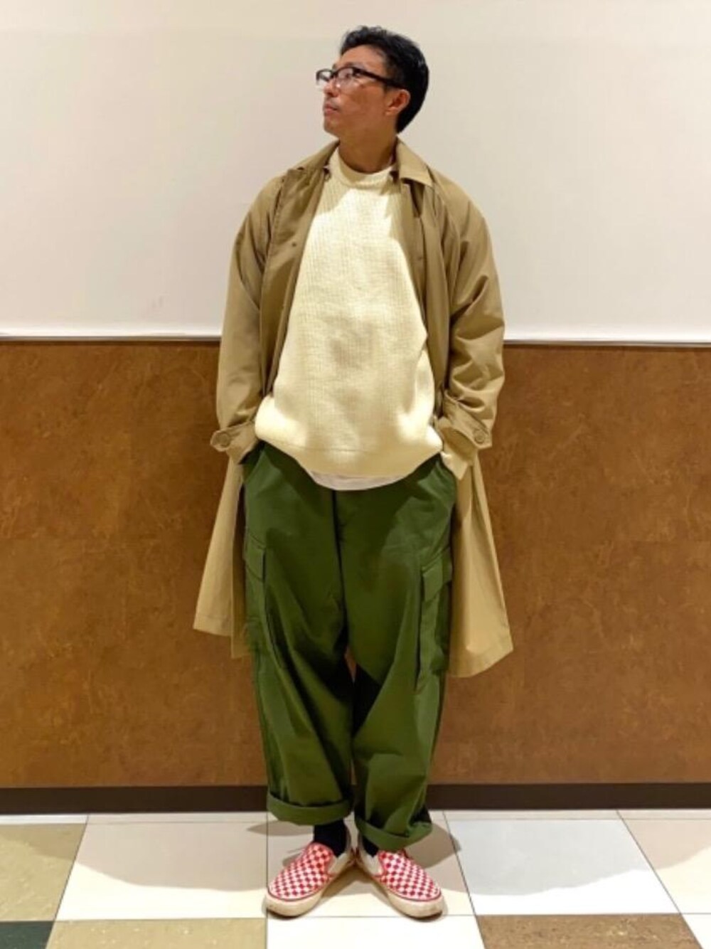「ステンカラーコート、オーバーサイズ、カーゴパンツ、着回し抜群、ボリューム袖、キレイメカジュアル、秋トレンド2021、ワイドぱんつ、注目の新作、こだわりのある服をちょうどいい価格で」｜「coenのリップストップカーゴパンツ(セットアップ対応)（カーゴパンツ、ブラック系）」を使った、　coenあべさん（メンズ・172cm）の秋コーディネートの1枚目の写真