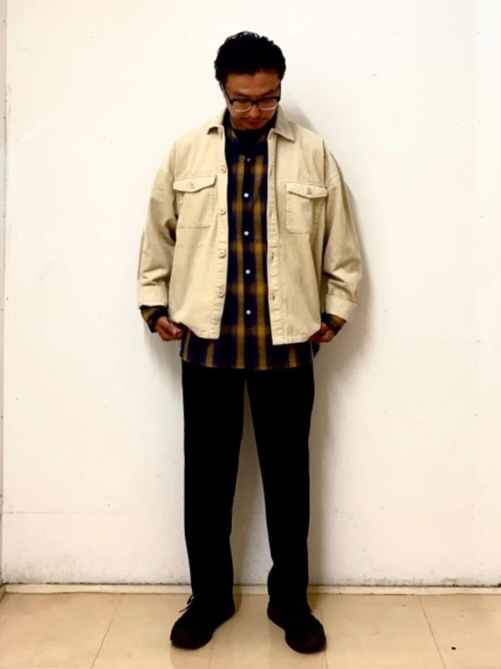 ベージュ系のシャツ/ブラウス、ブラック系のスラックス、ブルー系のシャツ/ブラウスを着用したメンズの秋コーディネートの1枚目の写真