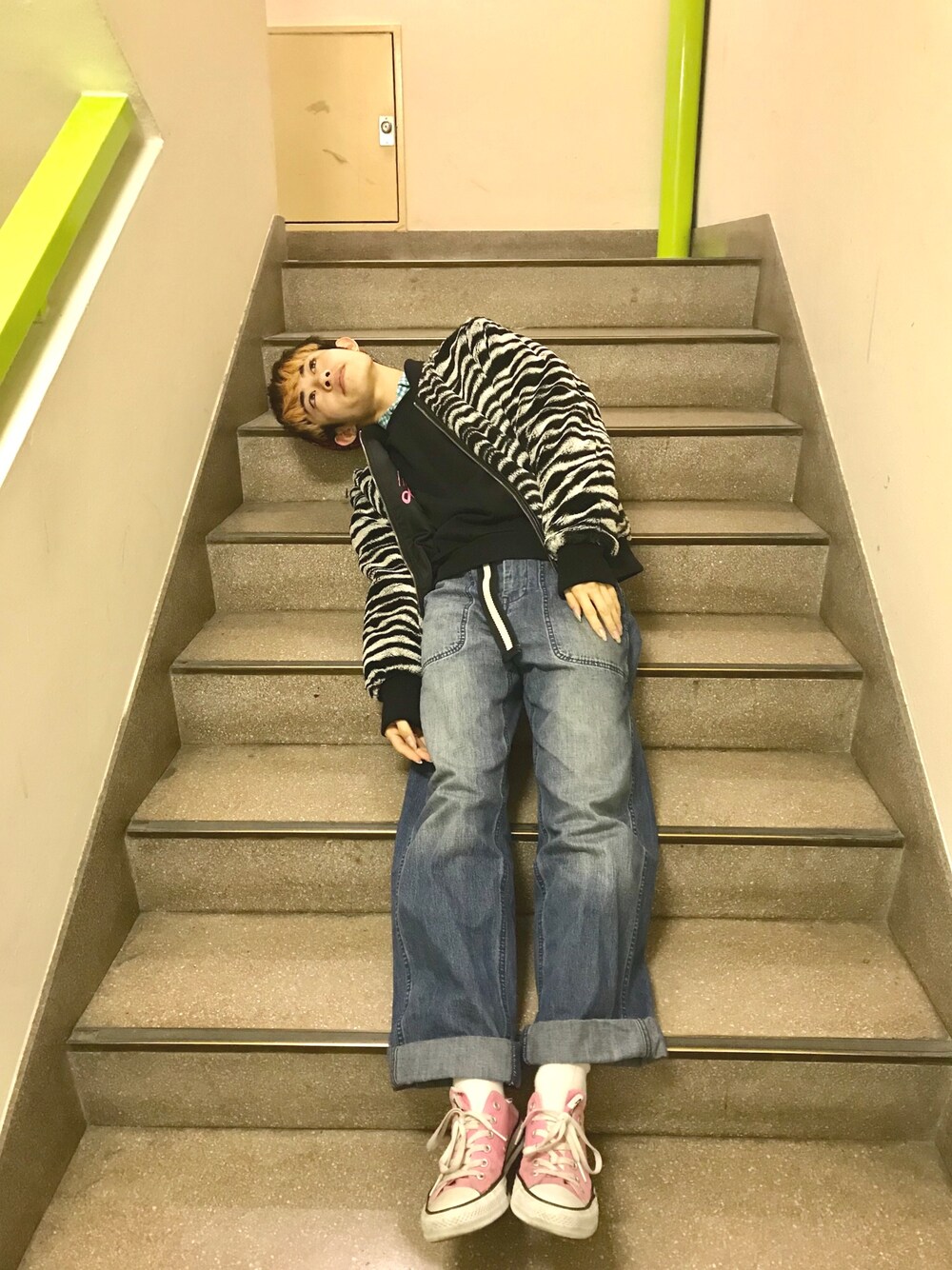 「冬、休日スタイル、オトナカジュアル、デニム、プチプラ、ゆるコーデ、カジュアルコーデ、ワイドパンツ」｜「no brandのアイテム（サロペット/オーバーオール、ブルー系）」を使った、レインボータイムズさん（メンズ・170cm）の冬コーディネートの1枚目の写真