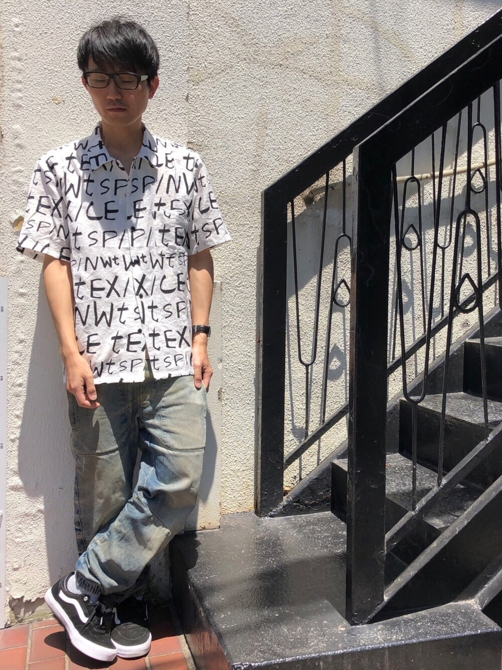 「お洒落さんとつながりたい、柄シャツ、シャツスタイル、夏、夏コーデ、原宿、Revo.」｜「Revo.のRevo. メッセージプリント S/S シャツ [2018SUMMER]（シャツ/ブラウス、ホワイト系）」を使った、かっしーさん（メンズ・167cm）の夏コーディネートの1枚目の写真