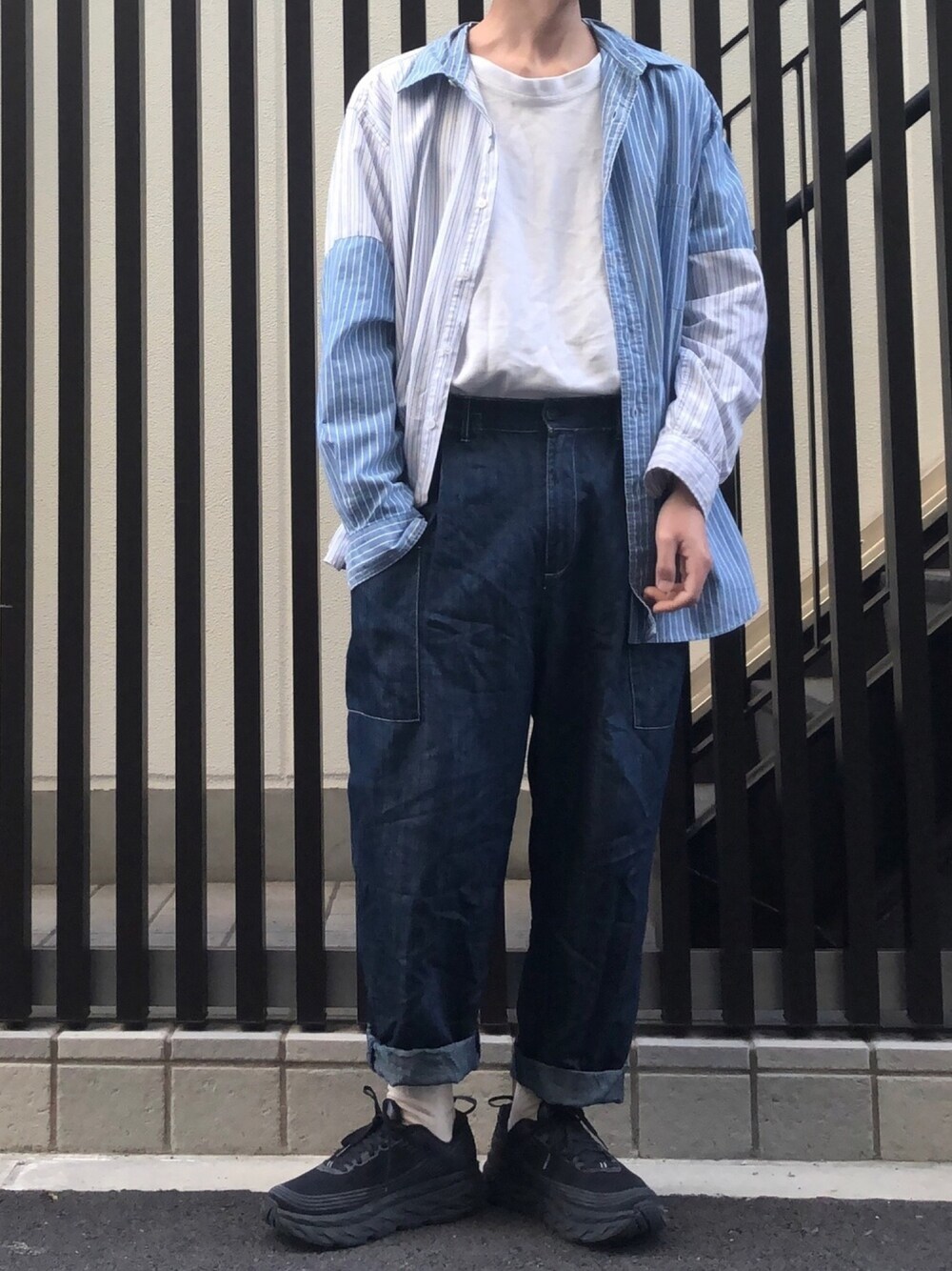 ブルー系のデニムパンツを着用したメンズの春コーディネートの1枚目の写真