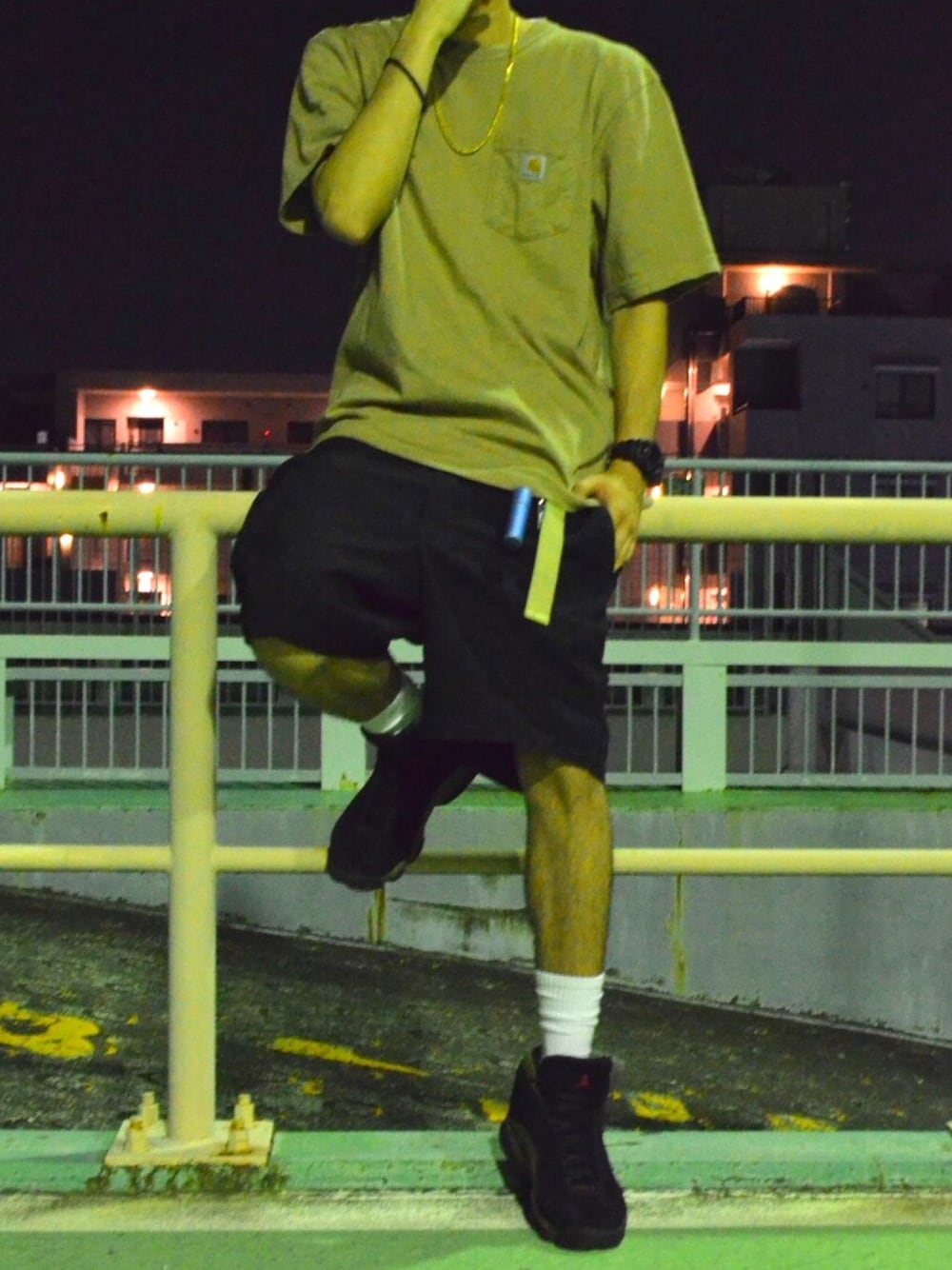 「carhartt、Tシャツ、undefeated、ベルト、Dickies、ハーフパンツ、Polo Ralph Lauren、socks、AIR JORDAN13、kicks」｜「AIR JORDANのアイテム（スニーカー、ブラック系）」を使った、tmさん（メンズ・182cm）の秋コーディネートの1枚目の写真