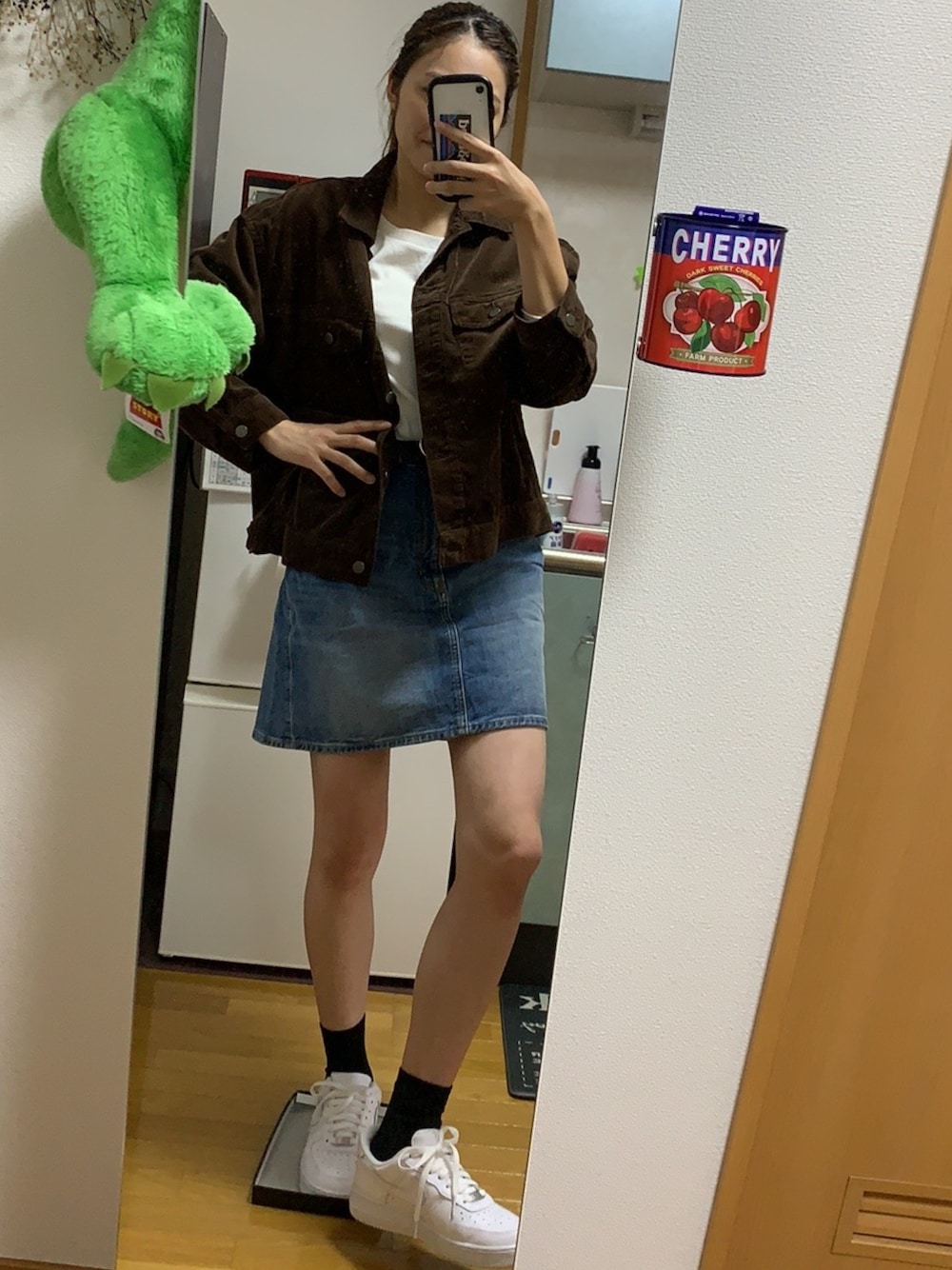 「ミニスカート、デニムコーデ、ナイキスニーカー、エアフォース、GU、UNIQLO、足長効果」｜「GUのアイテム（デニムスカート、ブルー系）」を使った、KANAさん（レディース・167cm）の秋コーディネートの1枚目の写真